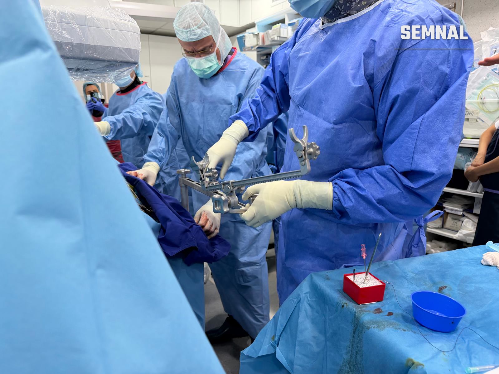 Medicii lucrează cu sistemul de livrare a valvei. Foto: SCU București