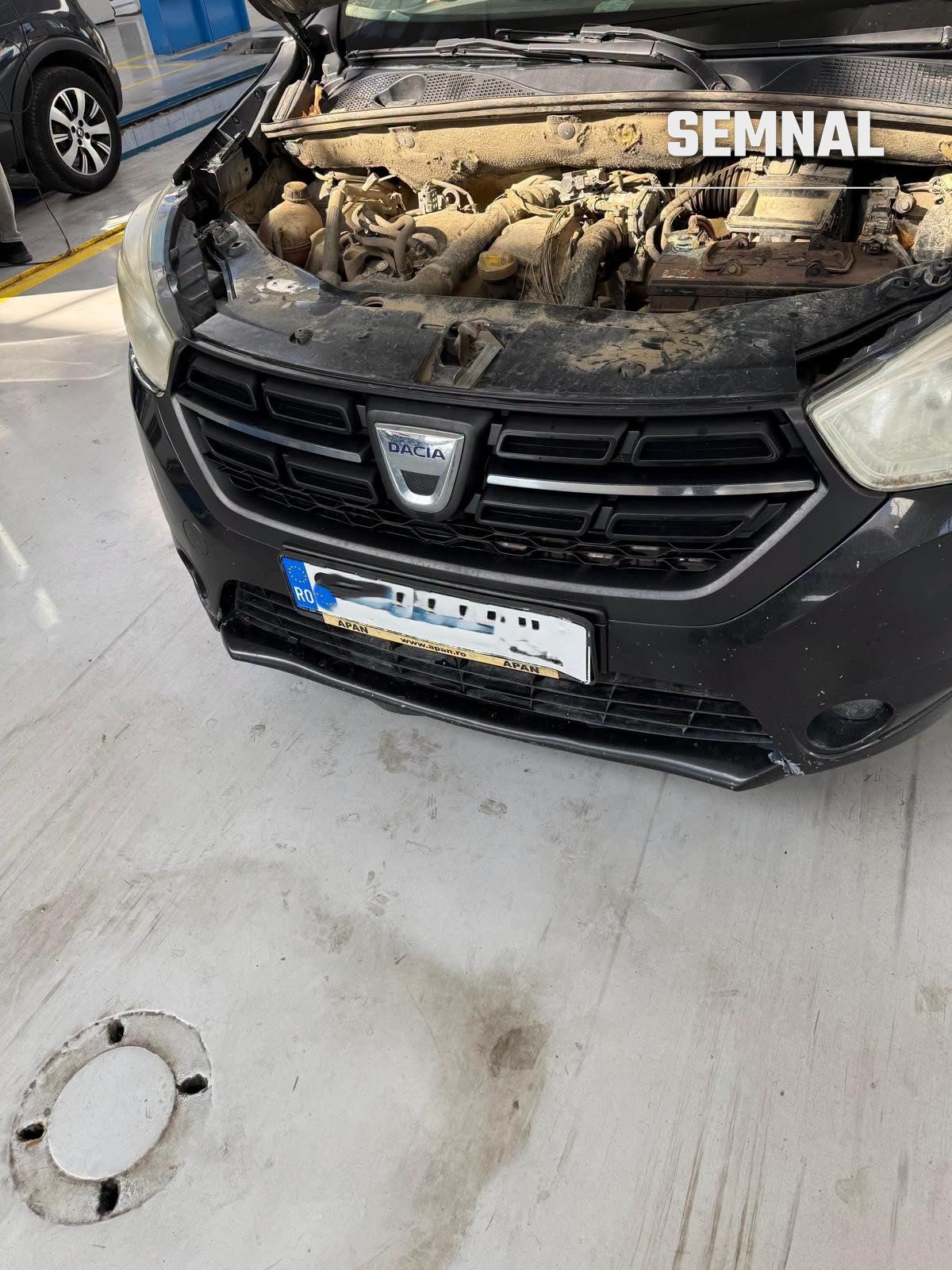 Partea din față a autoutilitarei, cu capota ridicată