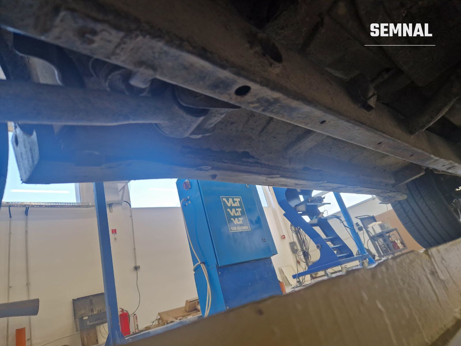 Partea inferioară a vehiculului, văzută din canalul de inspecție