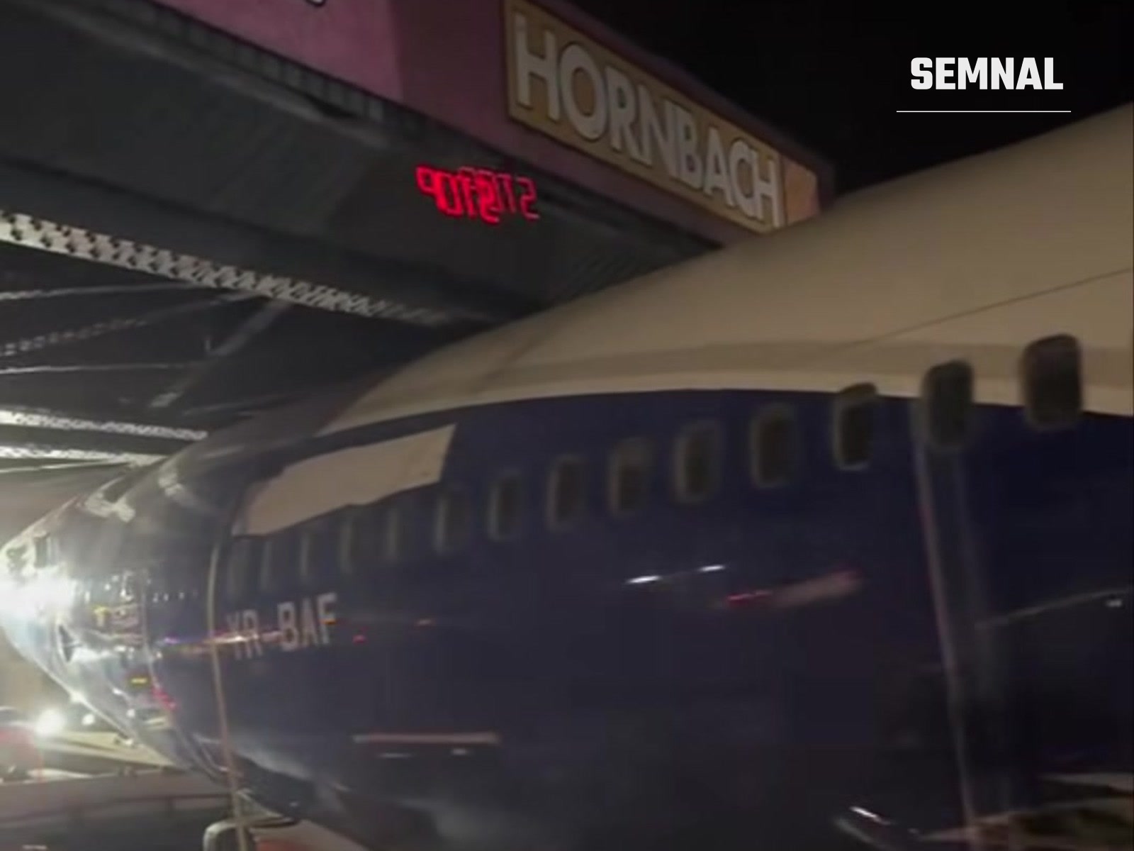 Fuzelajul unui avion de pasageri cu înmatricularea YR-BAF, pe o platformă, oprit noaptea sub podul de cale ferată de pe DN1 de la Balotești