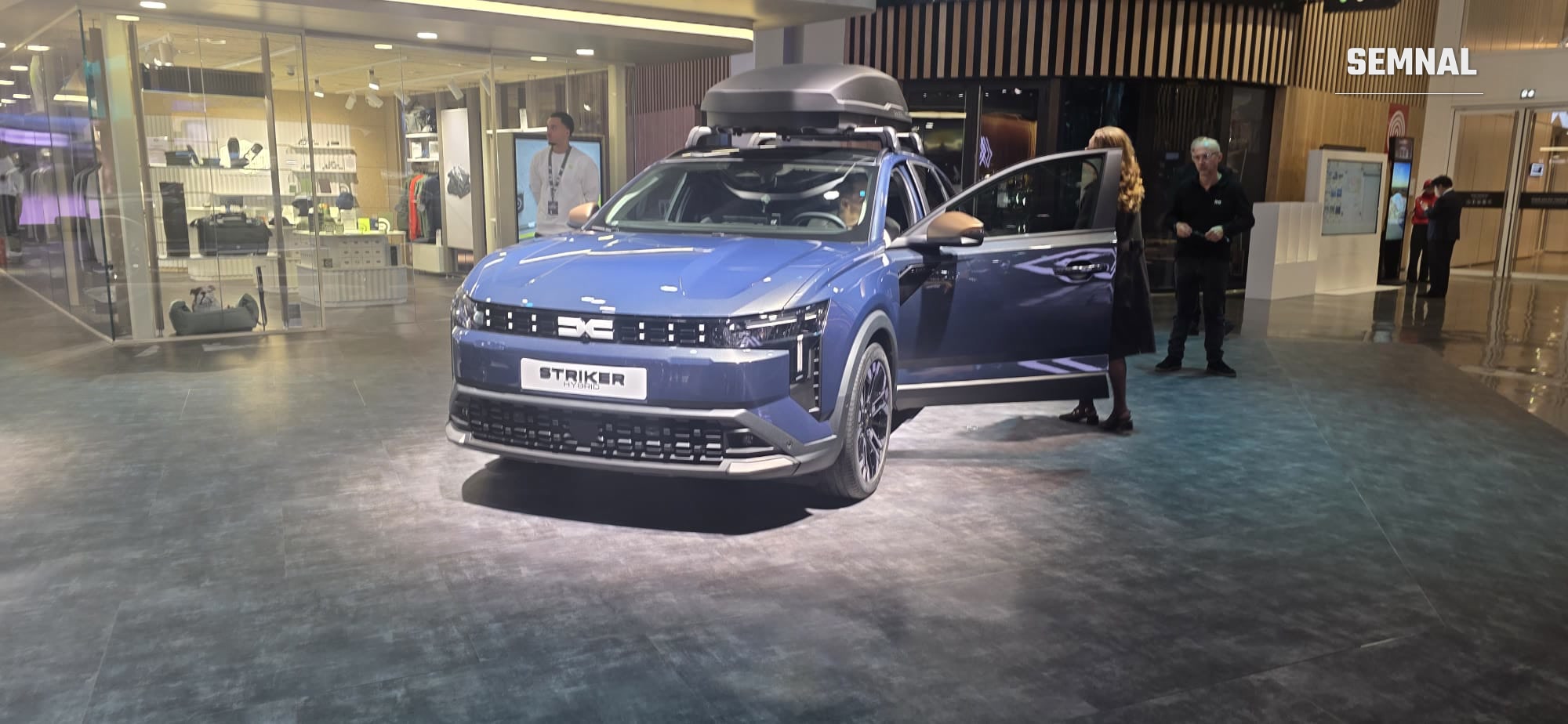 Noul Dacia Striker Hybrid, cu portbagaj de acoperiș, pe standul Dacia. Fotografie transmisă de Valentin Trofim, prezent la Salonul Auto de la Paris 2026