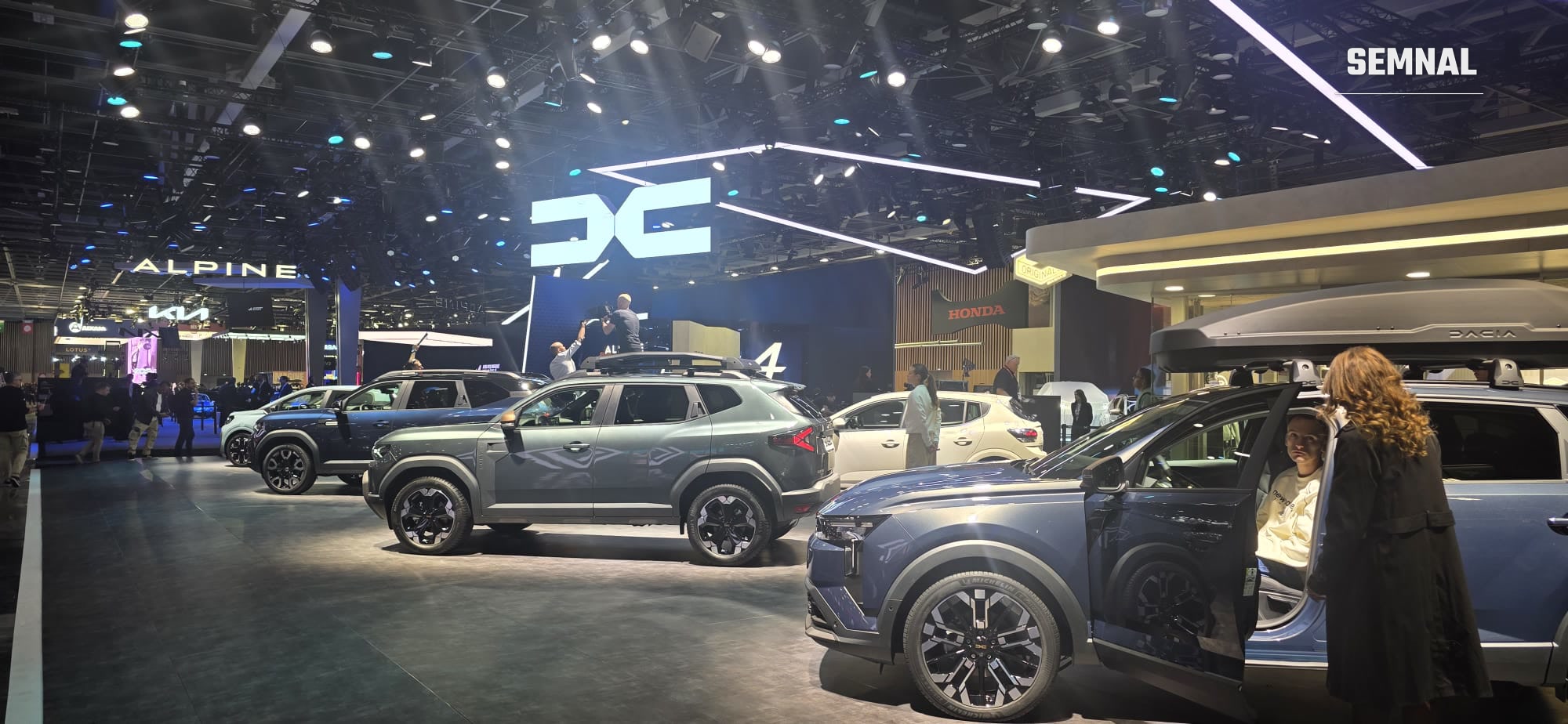 Standul Dacia din Hall 6, cu Striker, Duster și Bigster expuse unul lângă altul