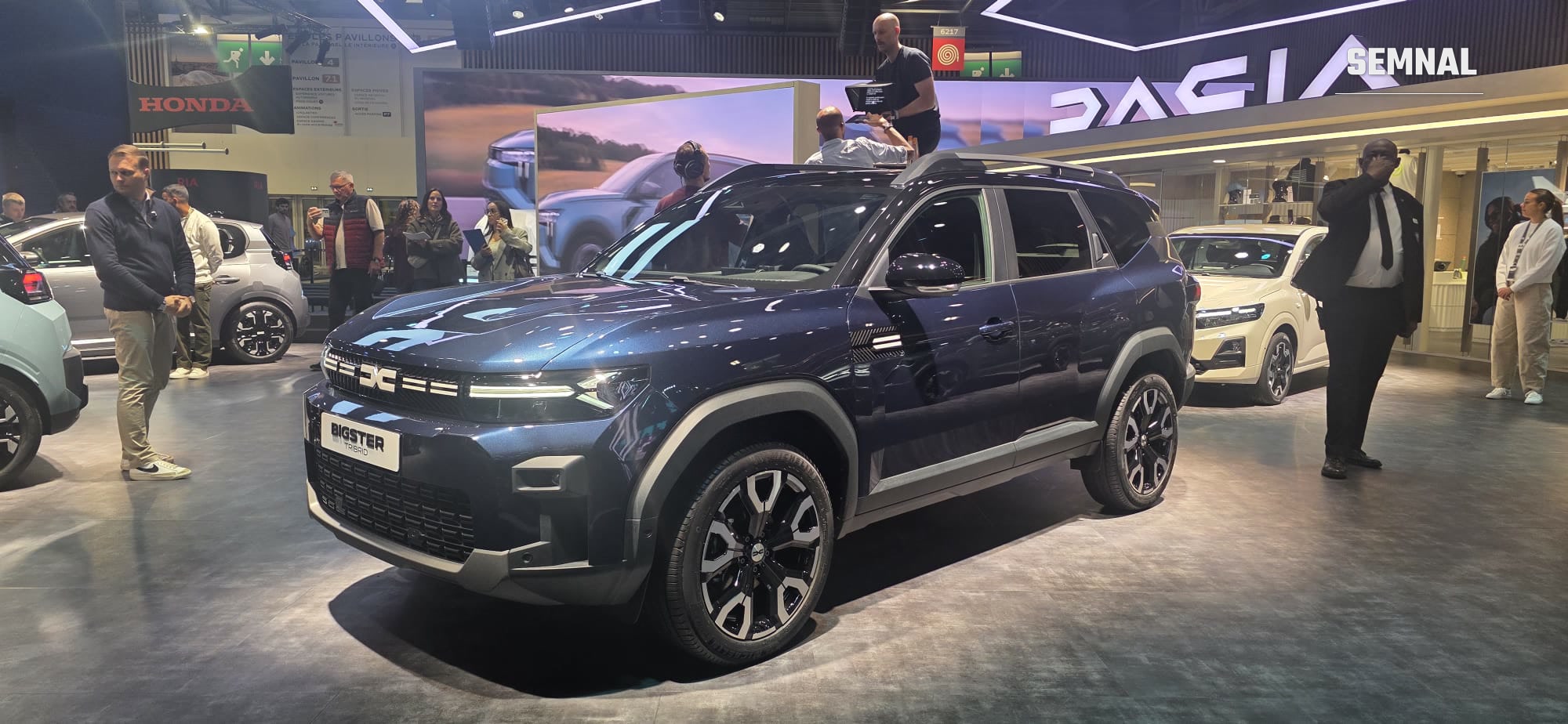 Dacia Bigster în versiunea Tribrid, pe standul mărcii