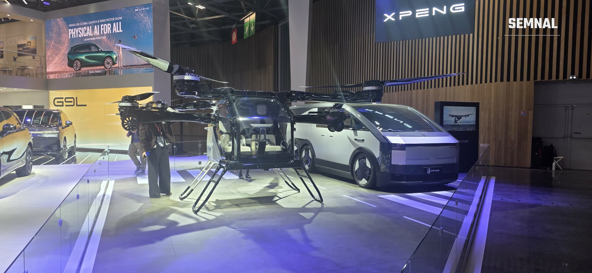 Aeronava și vehiculul cu șase roți Aridge, lângă XPeng G9L
