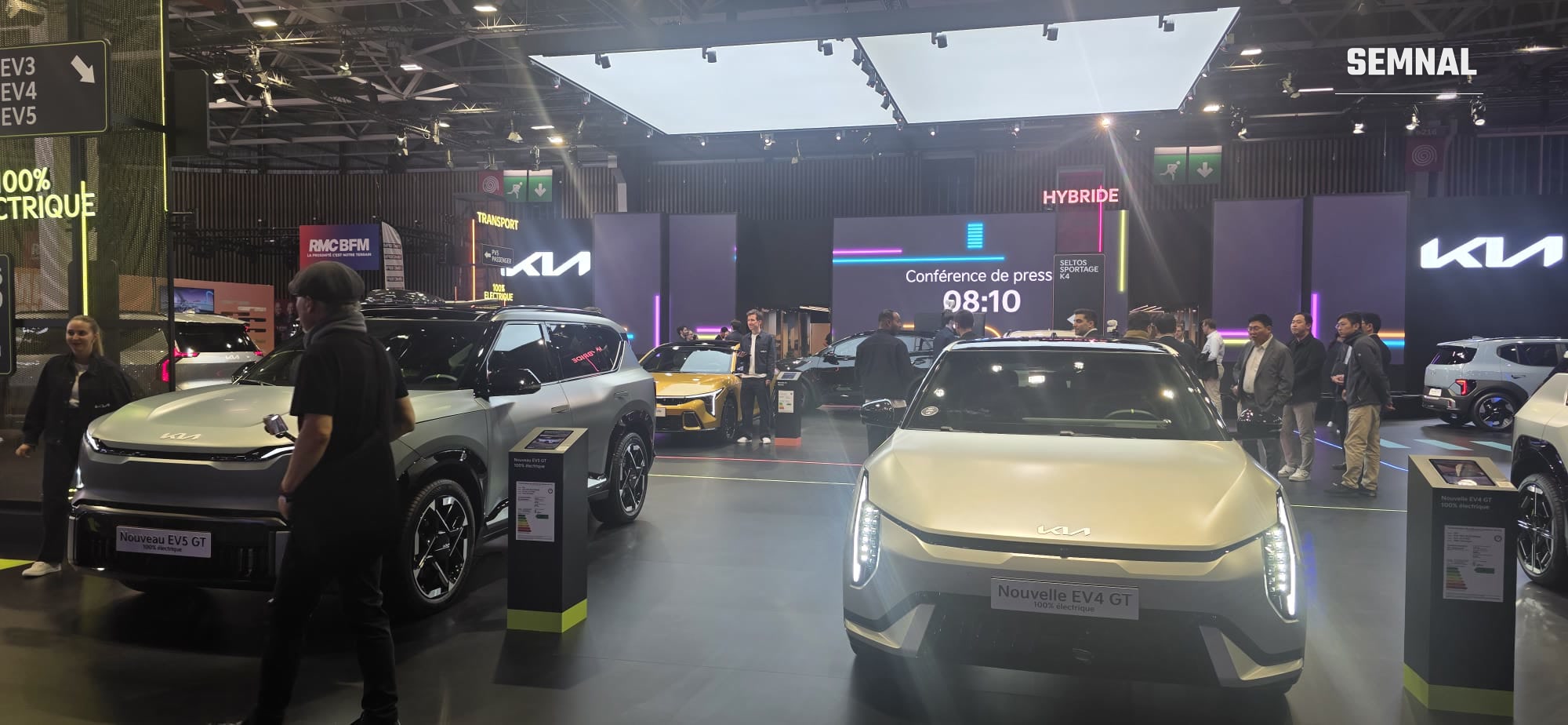Kia EV5 GT și EV4 GT pe standul Kia, înaintea conferinței de presă. Fotografie transmisă de Valentin Trofim, prezent la Salonul Auto de la Paris 2026
