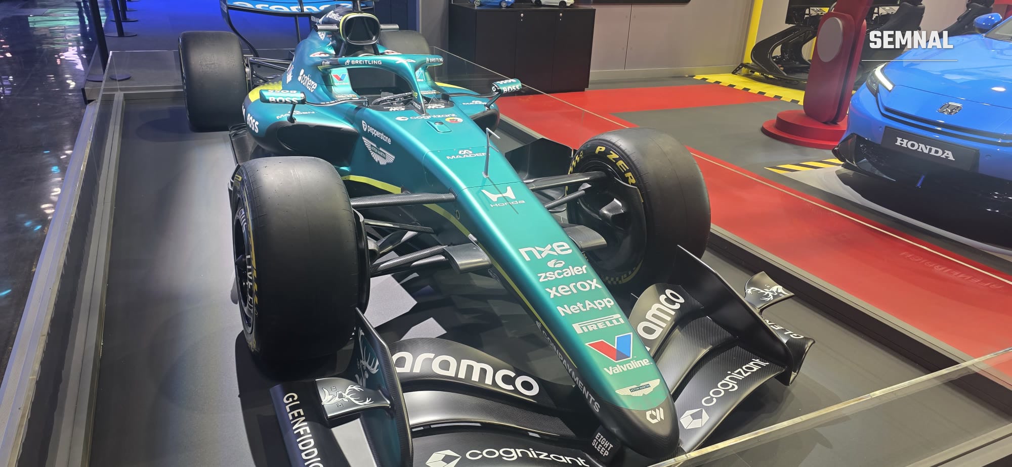 Monopostul de Formula 1 Aston Martin motorizat de Honda, pe standul Honda. Fotografie transmisă de Valentin Trofim, prezent la Salonul Auto de la Paris 2026
