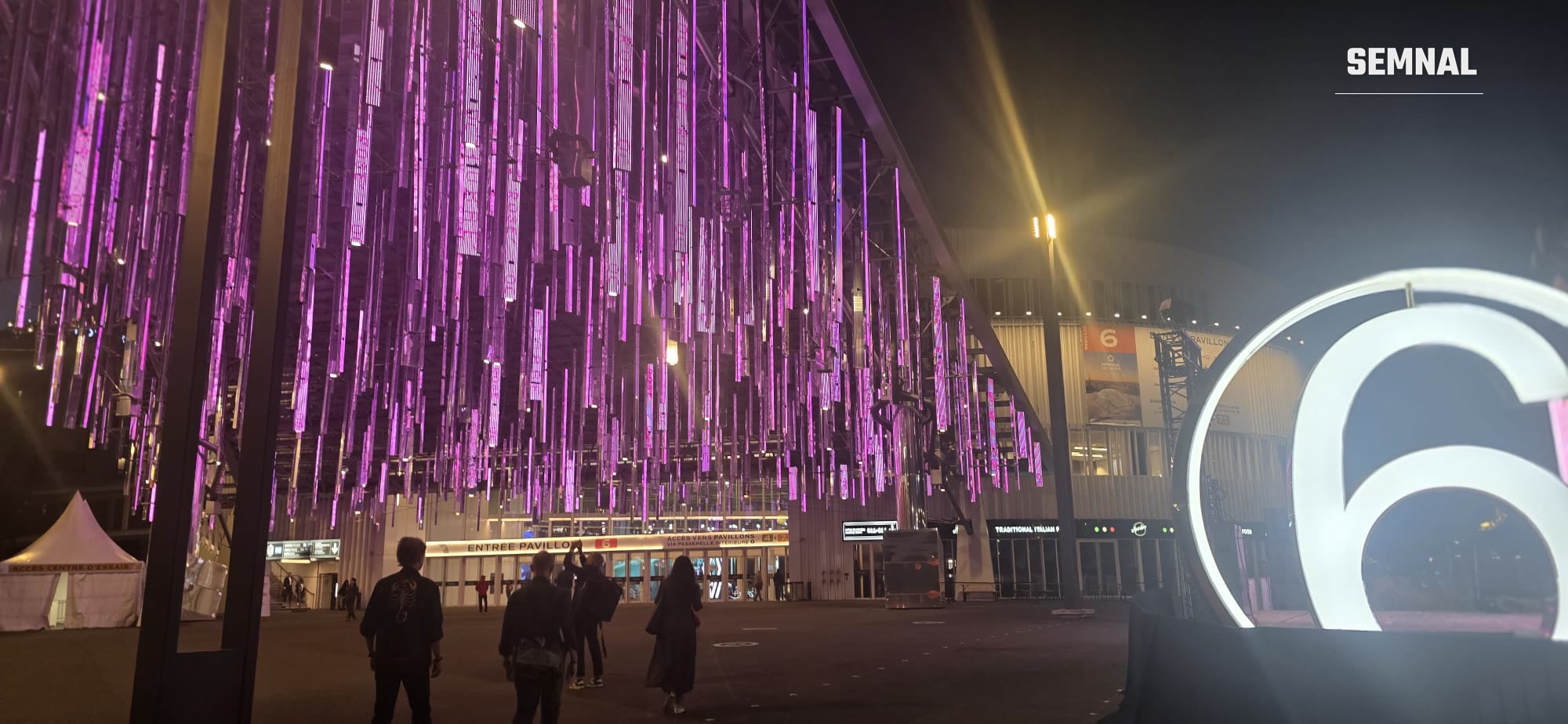 Intrarea în Pavilionul 6, cu instalația luminoasă și accesul spre centrul de teste. Fotografie transmisă de Valentin Trofim, prezent la Salonul Auto de la Paris 2026