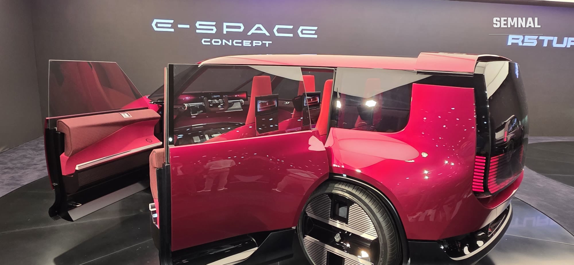 Renault E-Space Concept, cu ușile deschise și ecrane pentru pasagerii din spate