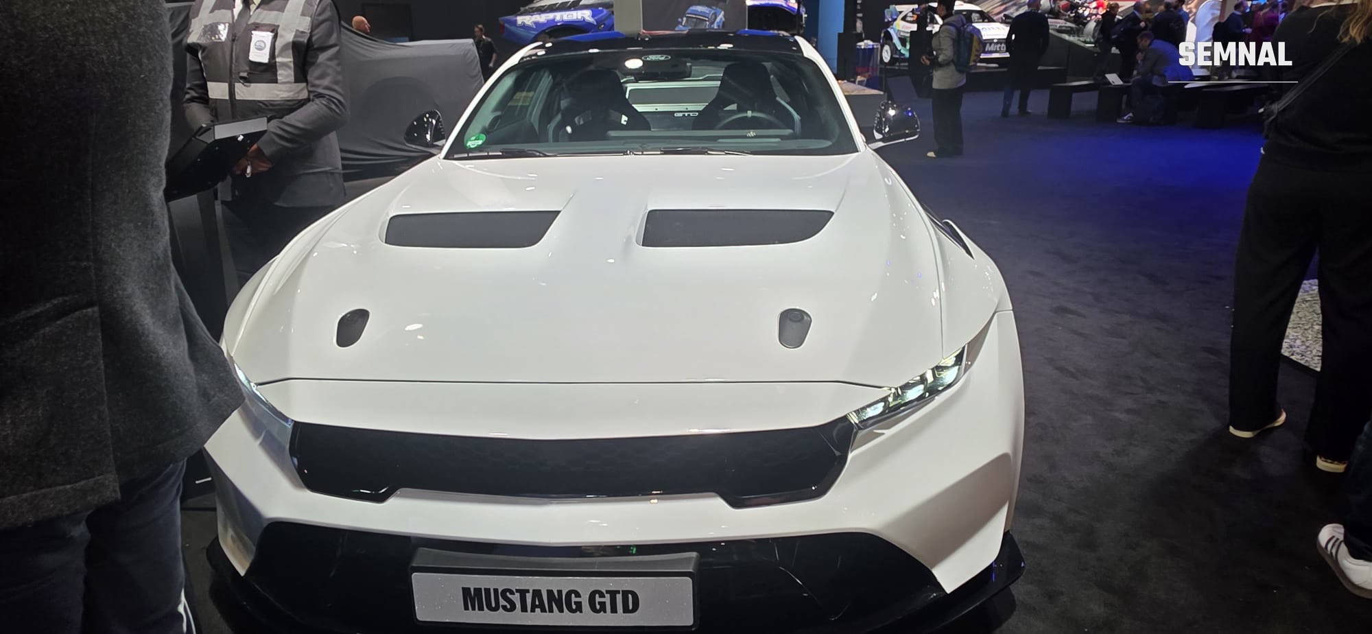 Ford Mustang GTD, văzut din față, pe standul Ford