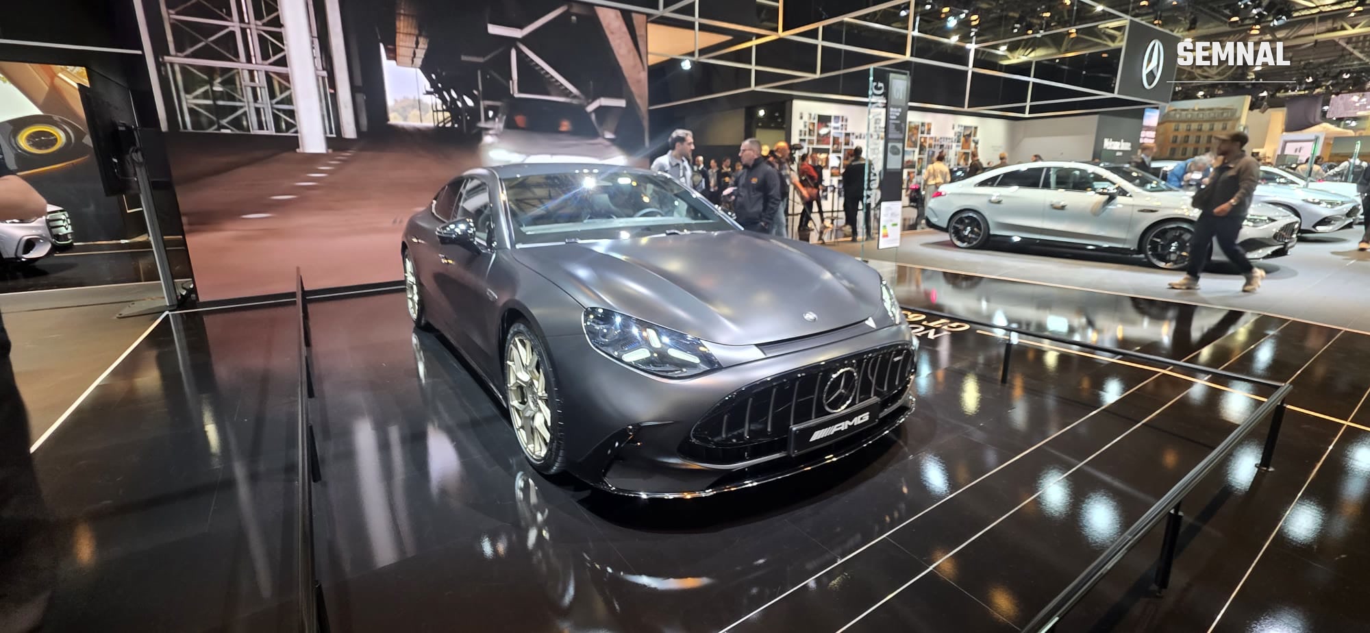 Mercedes-AMG GT cu patru uși, pe standul Mercedes-Benz