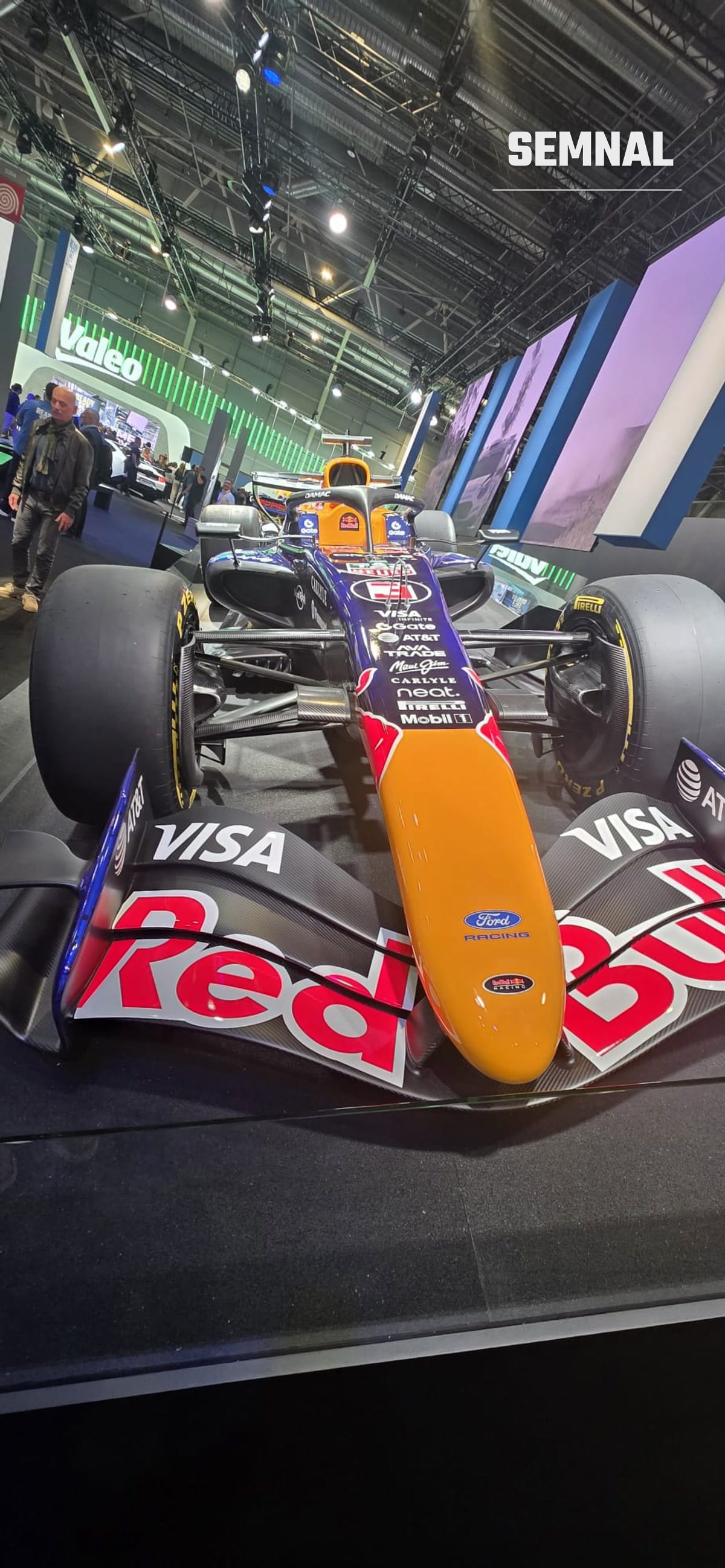 Monopostul Red Bull cu sigla Ford Racing, pe standul Ford. Fotografie transmisă de Valentin Trofim, prezent la Salonul Auto de la Paris 2026