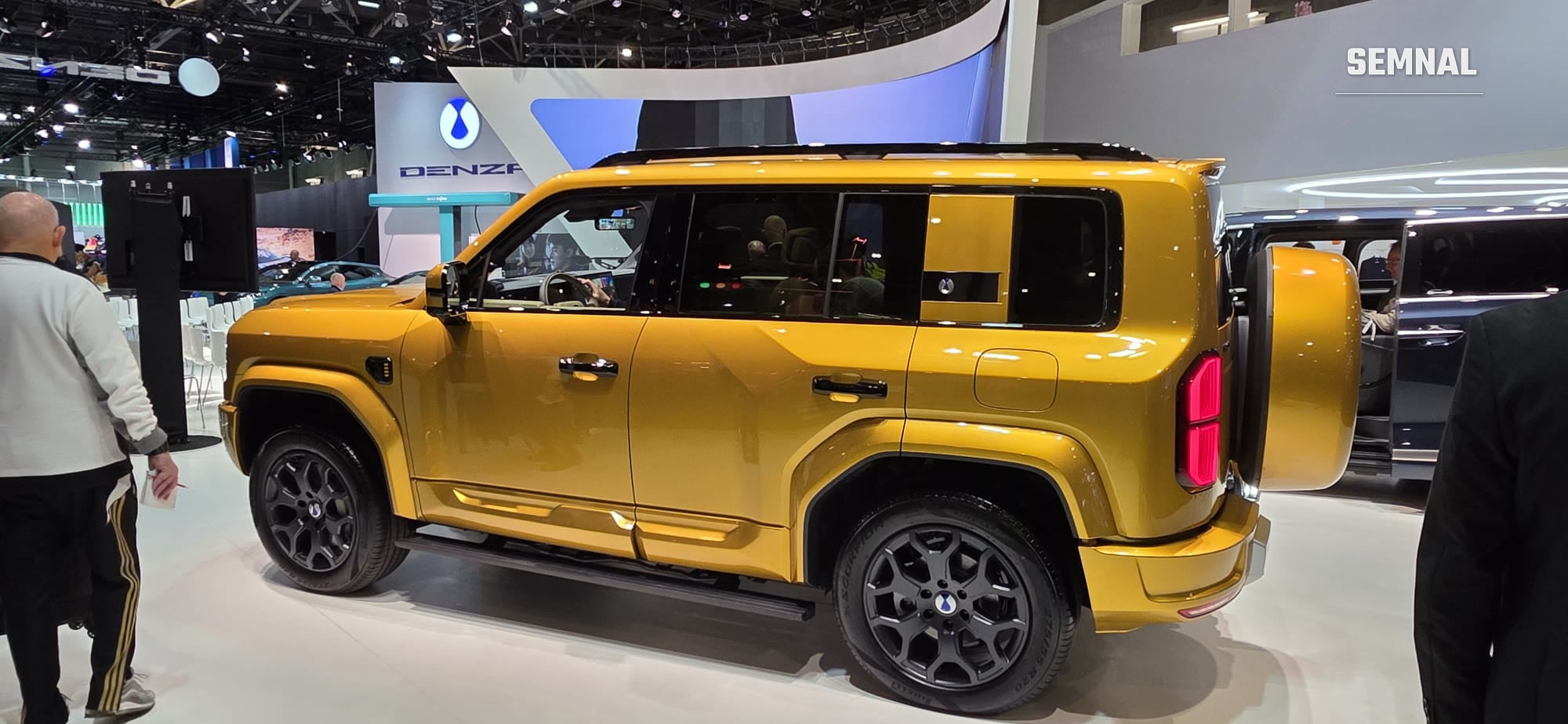 SUV de teren galben pe standul Denza