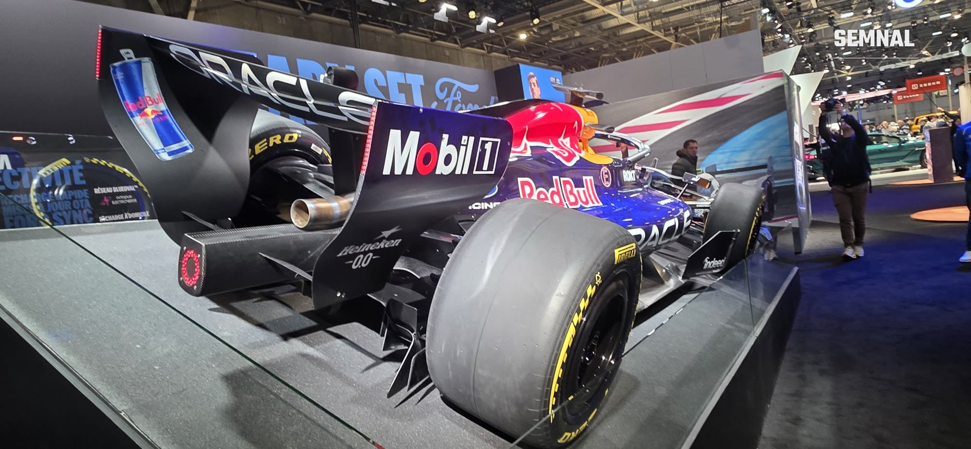 Monopostul Red Bull văzut din spate, pe standul Ford. Fotografie transmisă de Valentin Trofim, prezent la Salonul Auto de la Paris 2026
