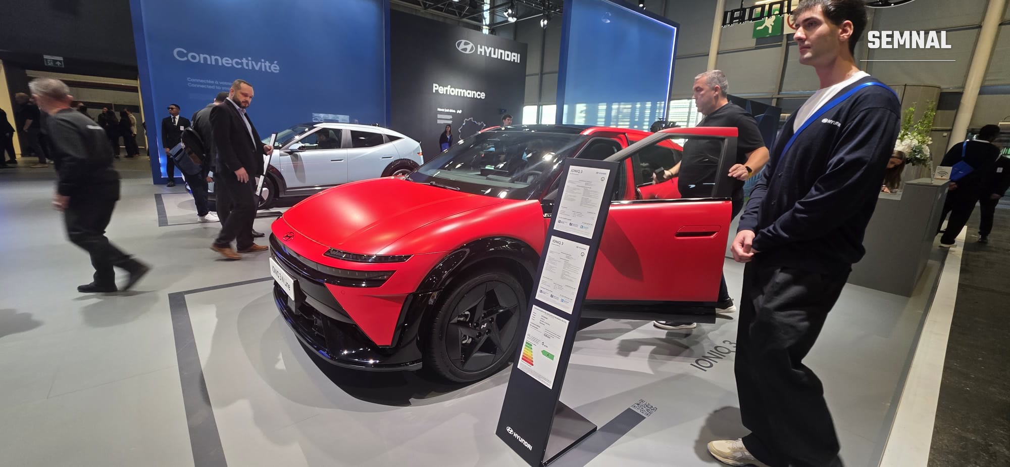 Hyundai Ioniq 3 N Line pe standul Hyundai. Fotografie transmisă de Valentin Trofim, prezent la Salonul Auto de la Paris 2026