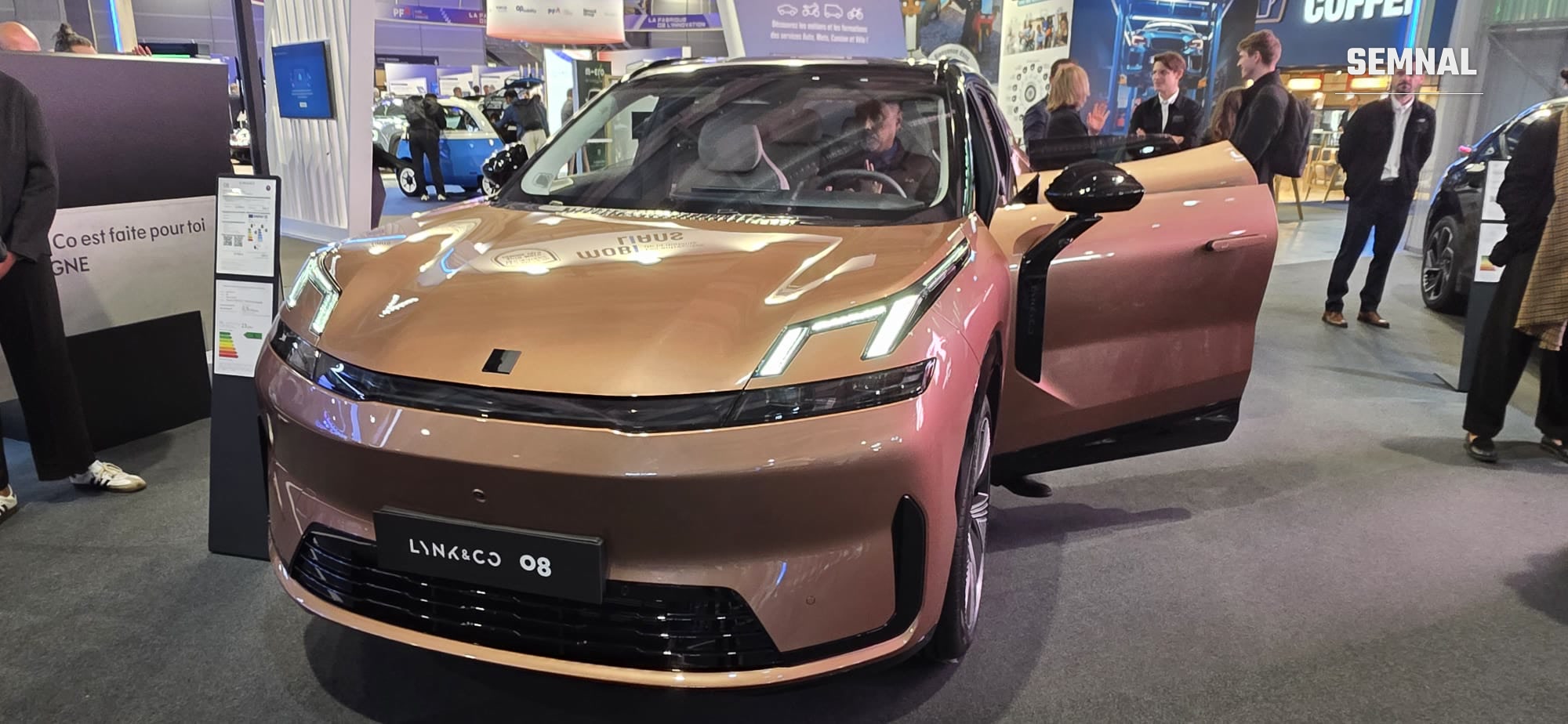Lynk &amp; Co 08 pe standul Lynk &amp; Co. Fotografie transmisă de Valentin Trofim, prezent la Salonul Auto de la Paris 2026