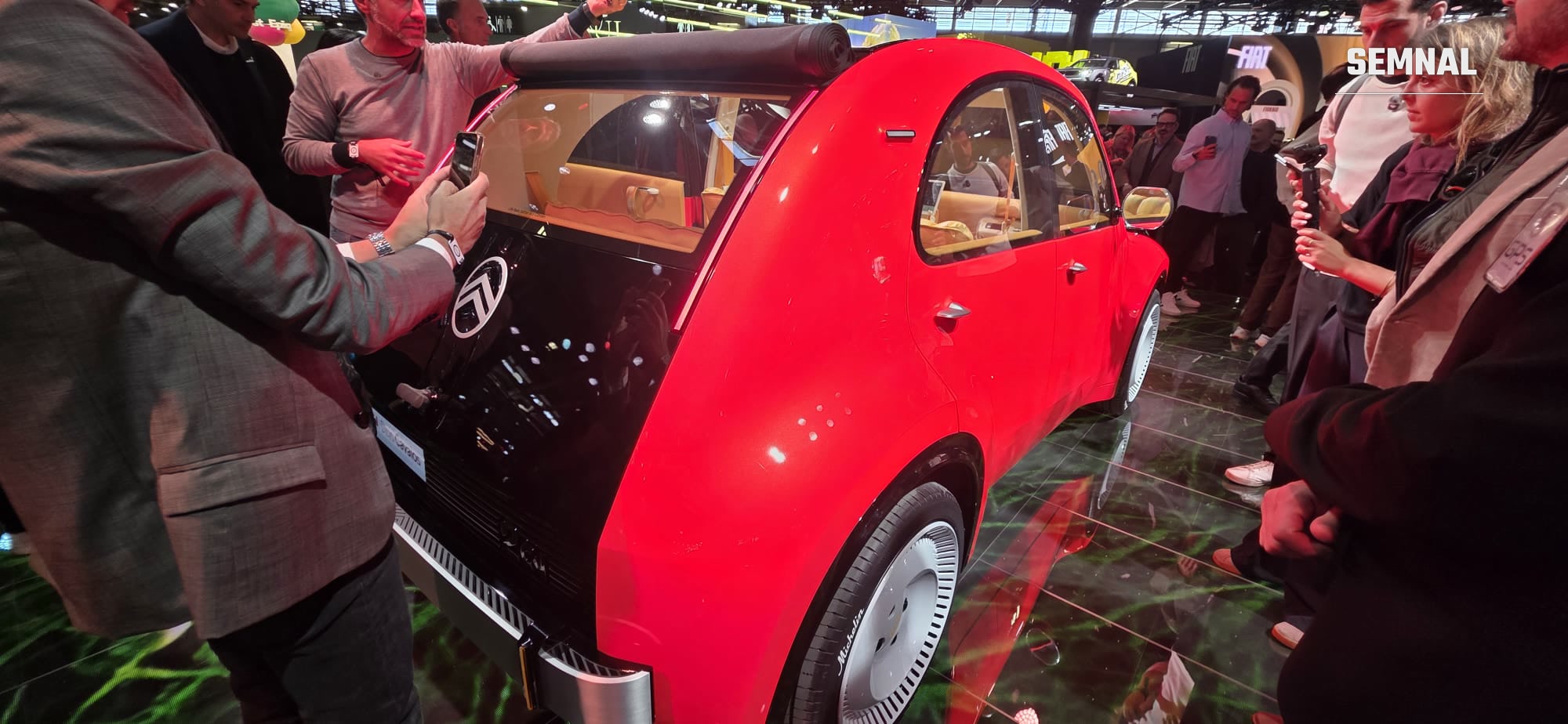 Partea din spate a conceptului Citroën 2 CV, cu plafonul din pânză rulat