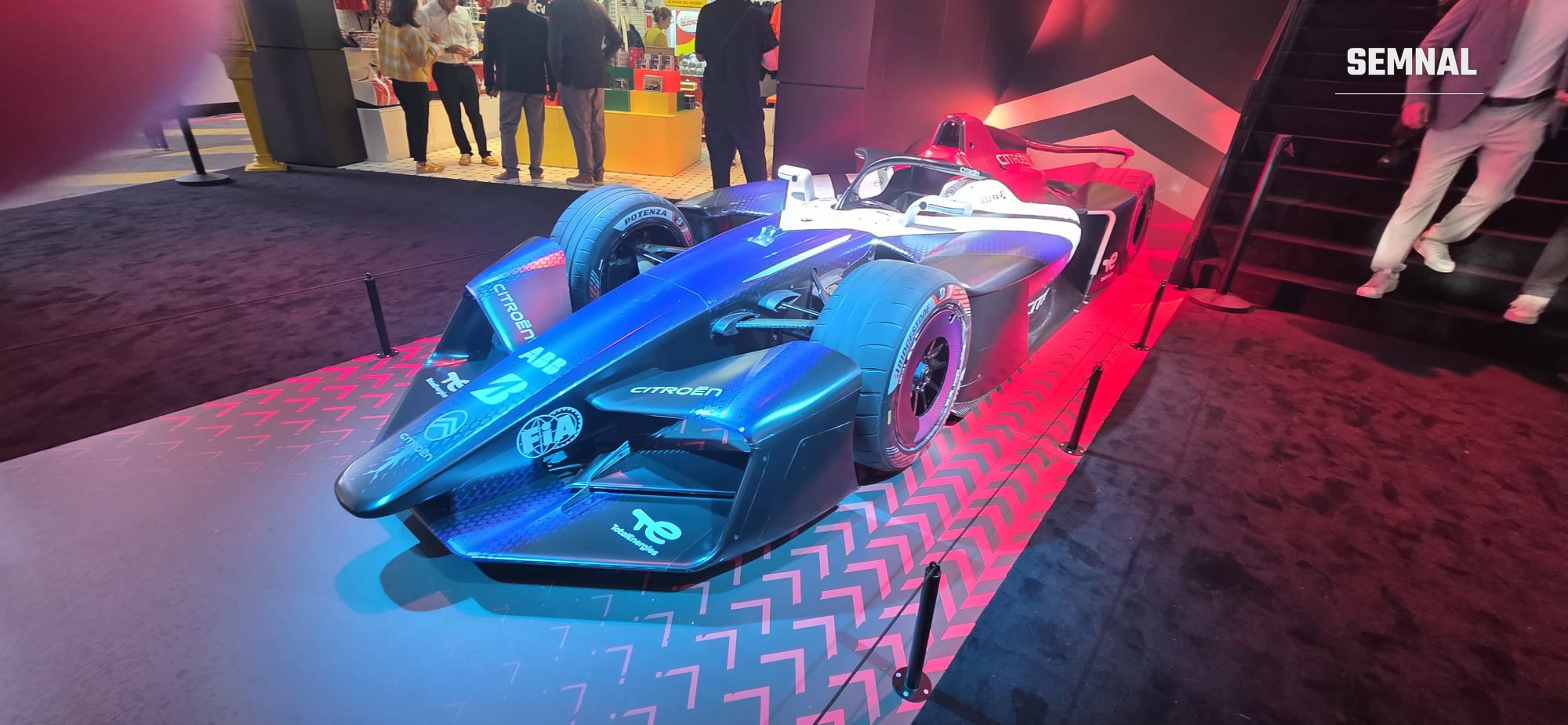 Monopostul de Formula E GEN4 pe standul Citroën