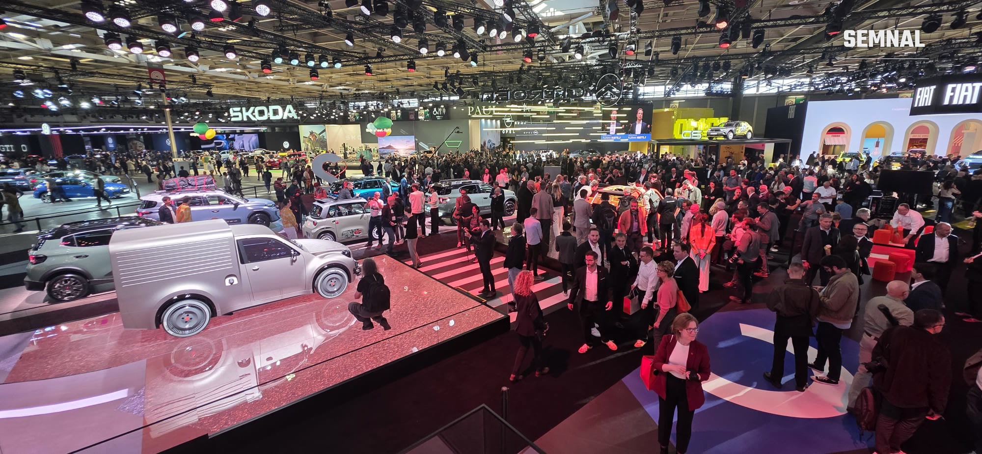 Standul Citroën din Hall 4, cu 2 CV Fourgonnette în prim-plan