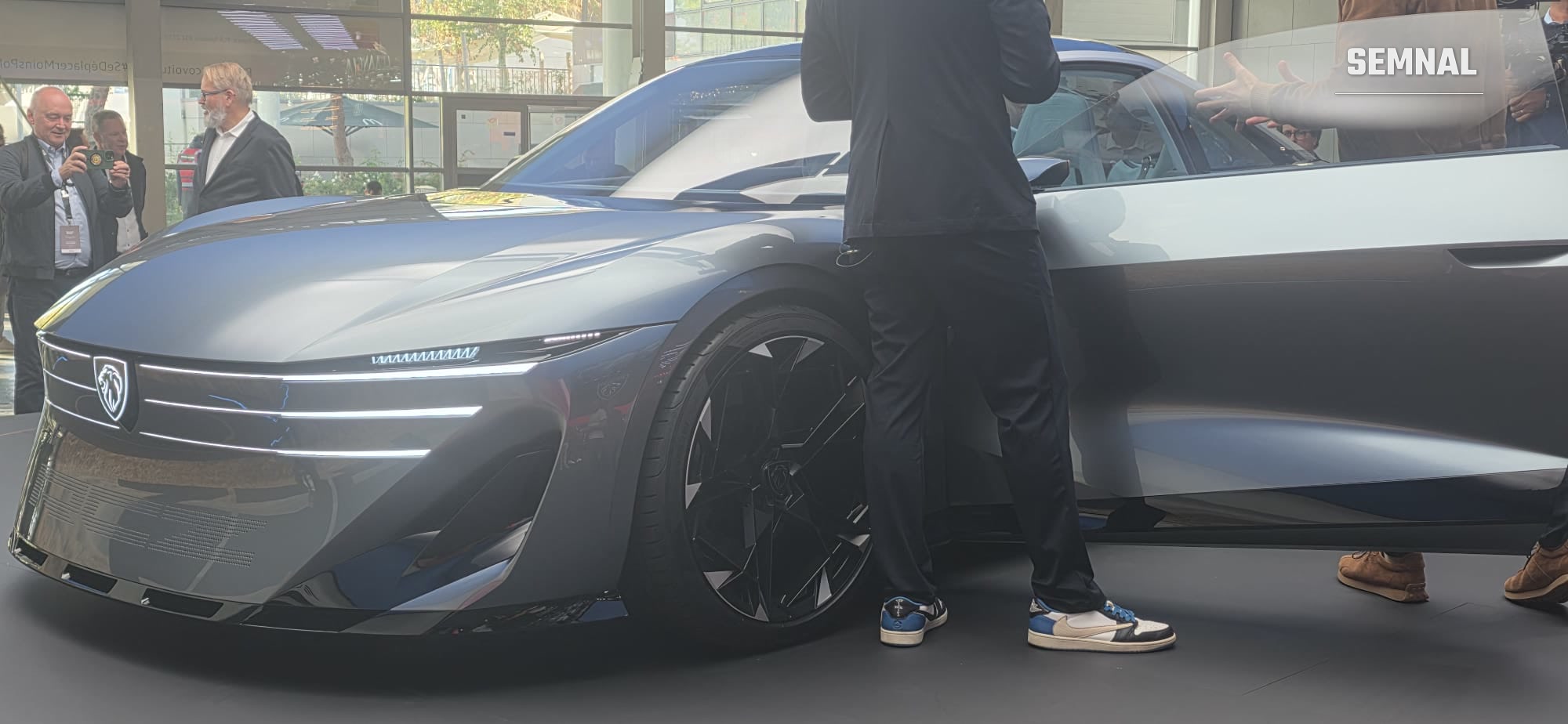 Partea din față a conceptului Peugeot RCZ Vision