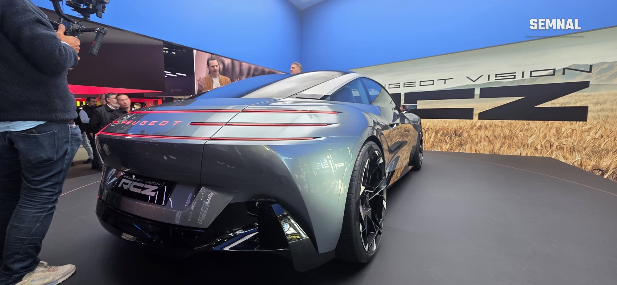 Spatele conceptului RCZ Vision, cu inscripția Peugeot Vision RCZ