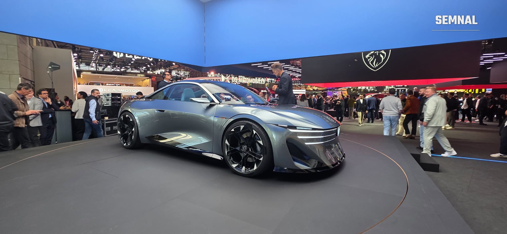 Peugeot RCZ Vision pe platforma din mijlocul standului