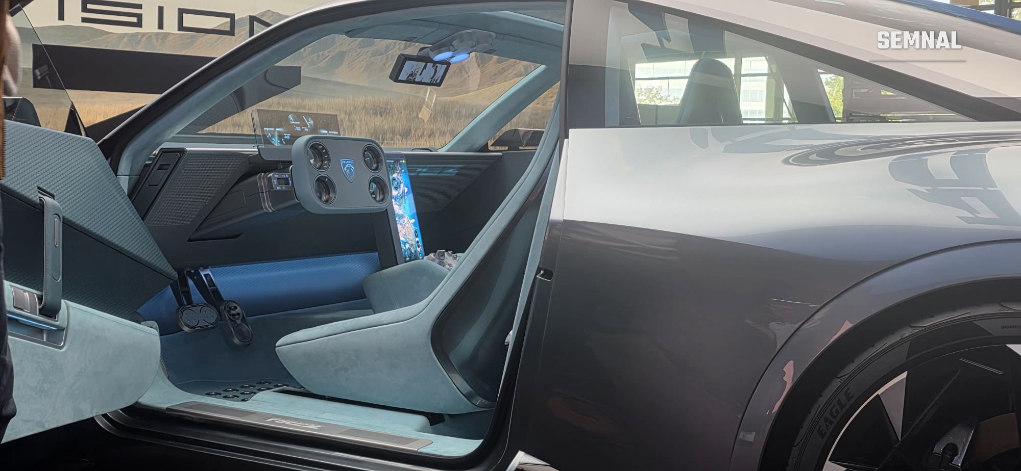 Habitaclul RCZ Vision, cu volanul dreptunghiular Hypersquare și ecranul vertical