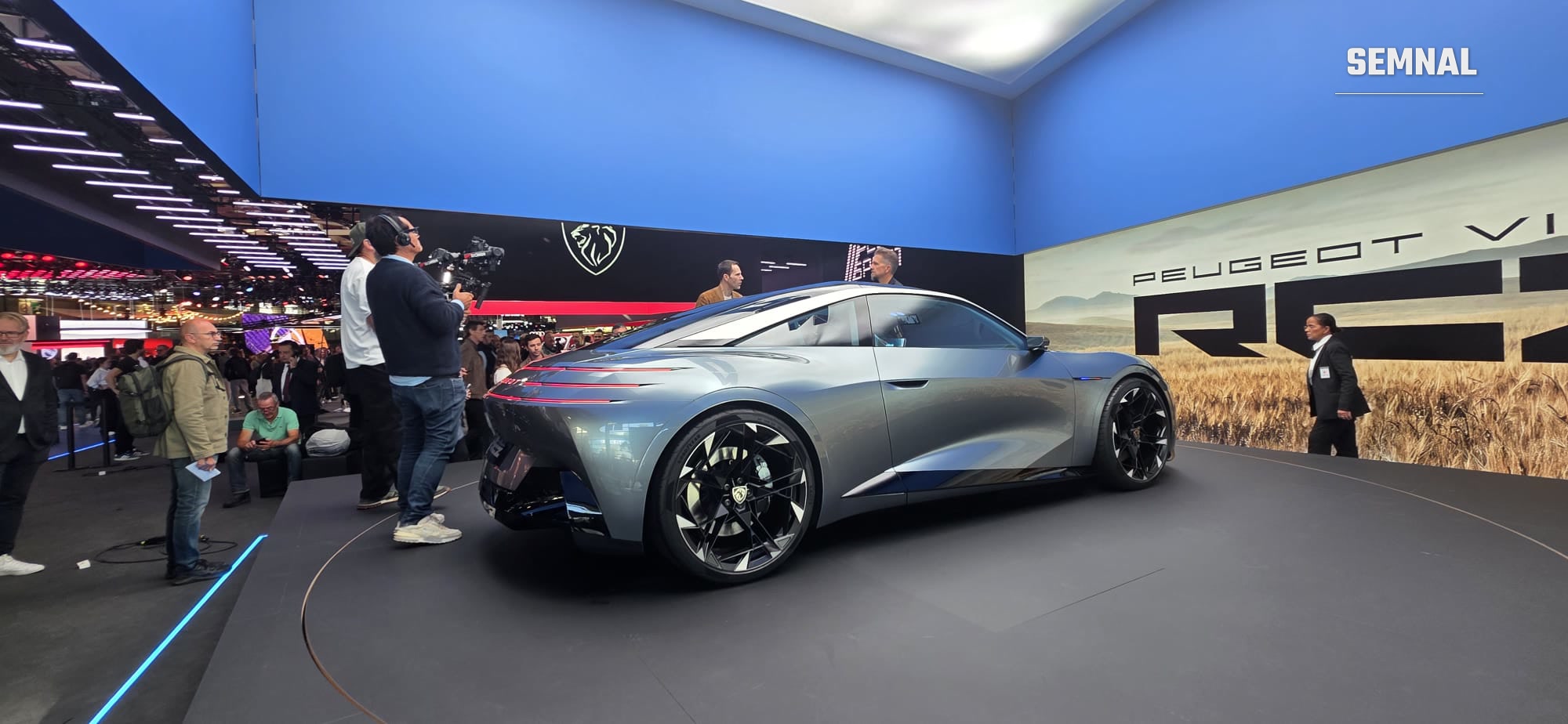 Peugeot RCZ Vision văzut din spate, cu luminile pe toată lățimea