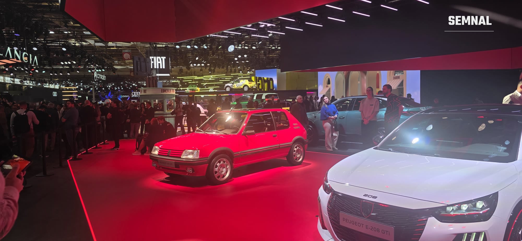 Peugeot 205 GTi lângă noul E-208 GTi, pe standul Peugeot