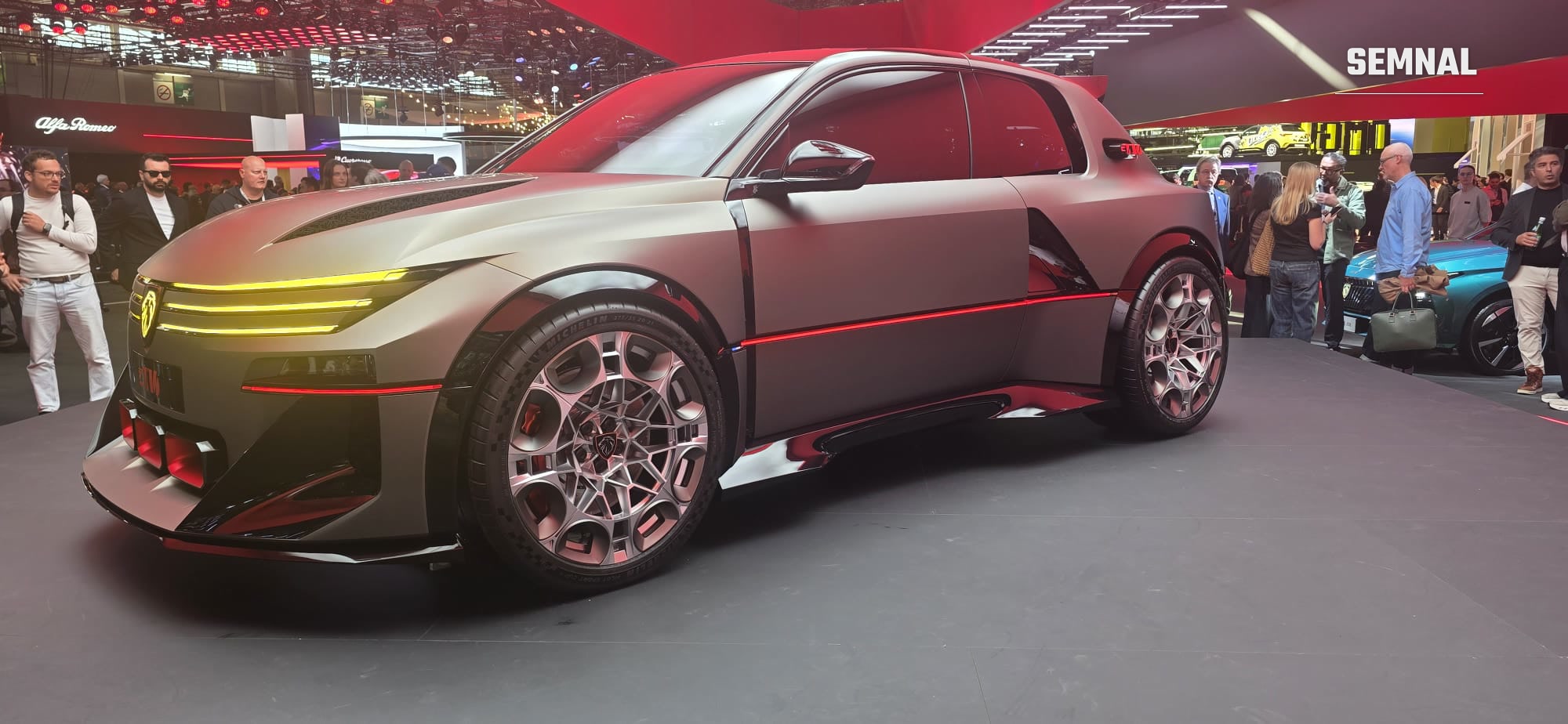Peugeot E-T16 Concept văzut din lateral, cu aripile lărgite