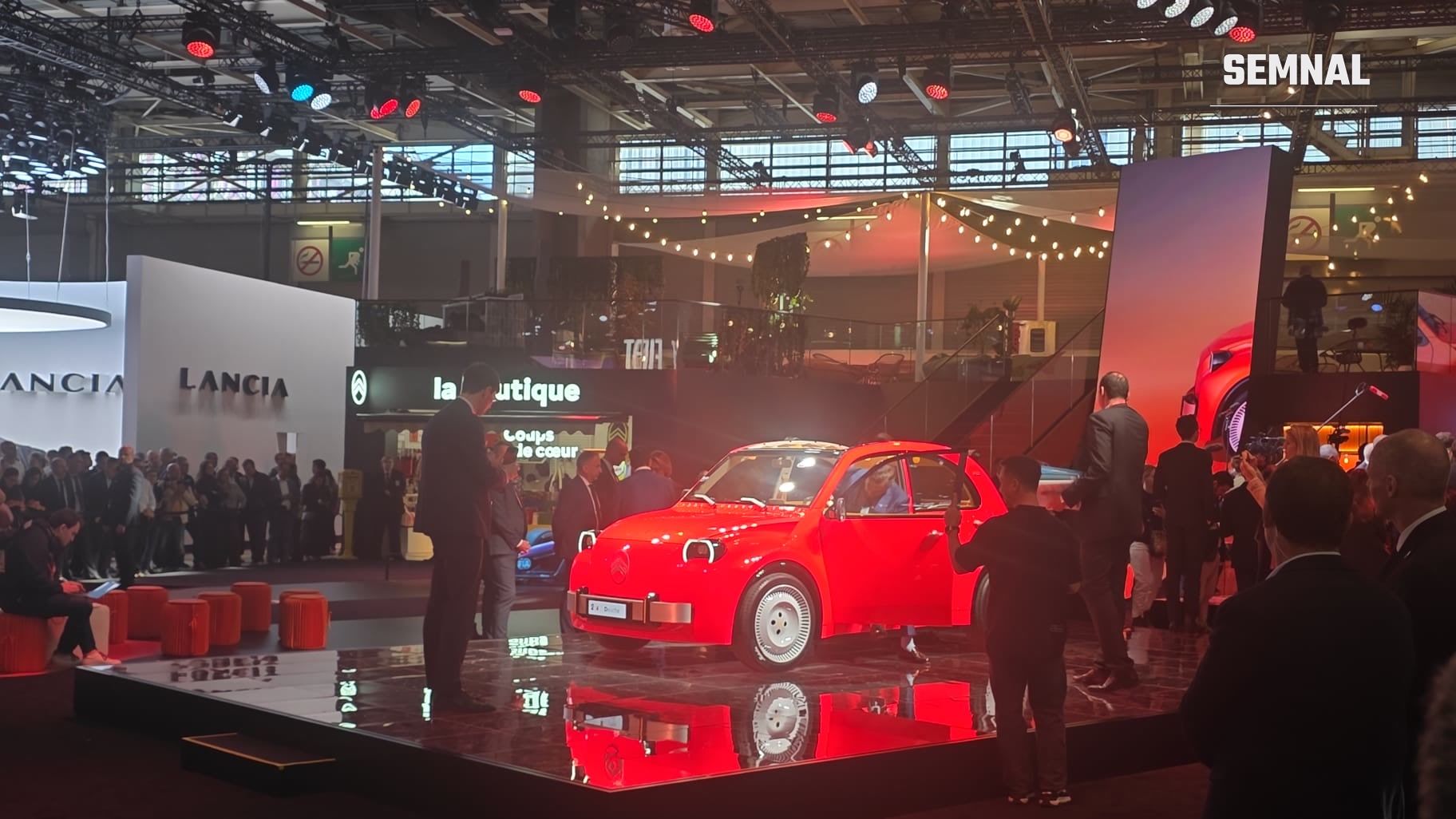 Conceptul Citroën 2 CV pe podiumul standului, înconjurat de vizitatori