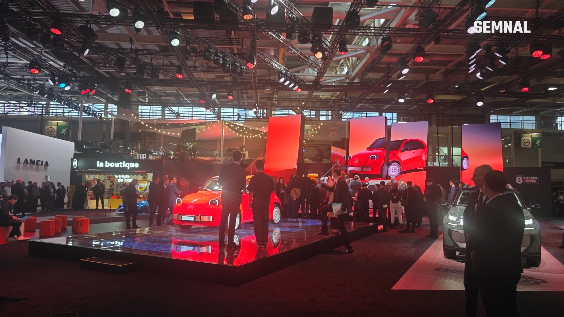 Standul Citroën, cu 2 CV pe podium și ecrane cu imaginea modelului