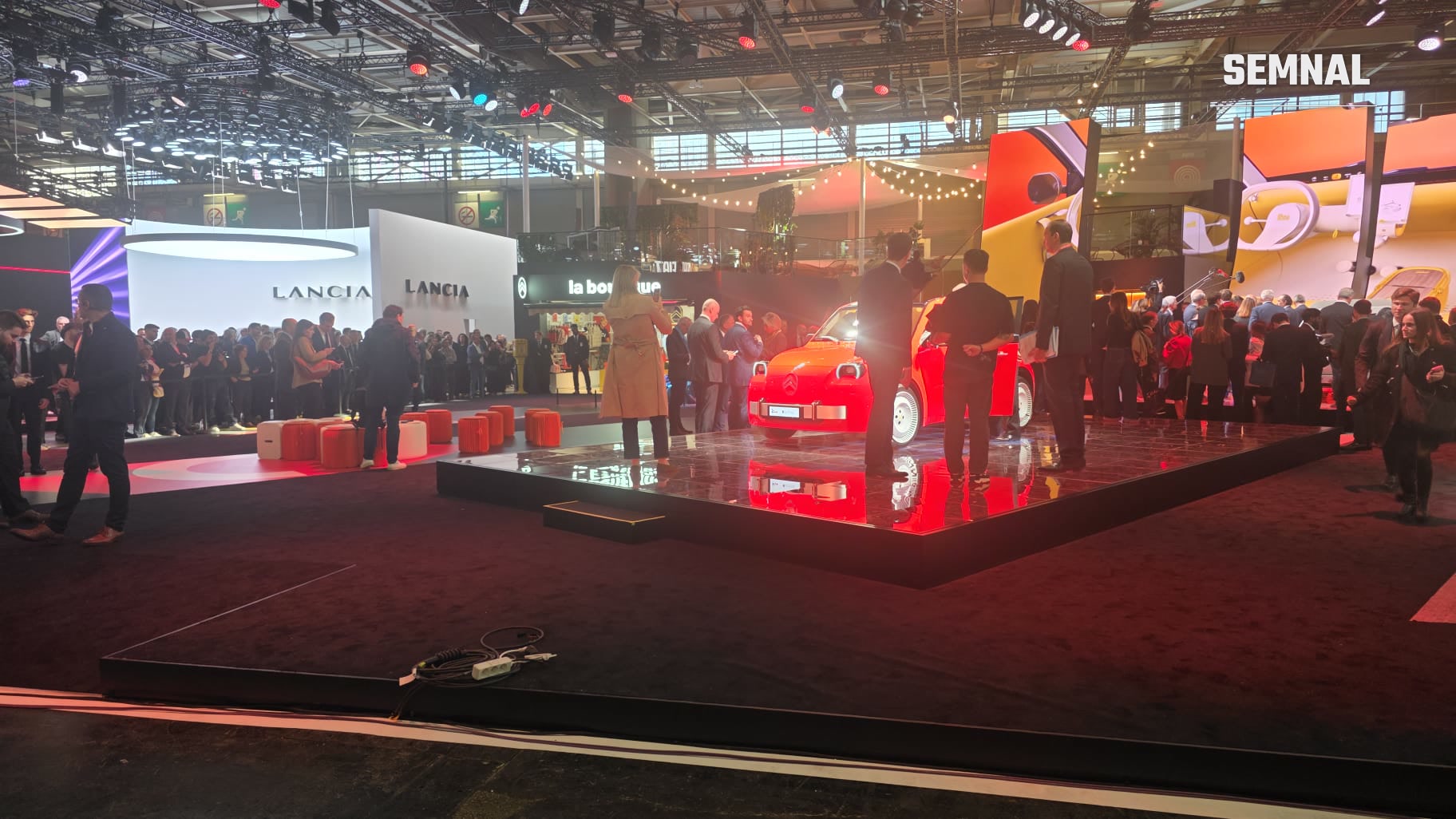 Mulțimea de jurnaliști din jurul podiumului Citroën