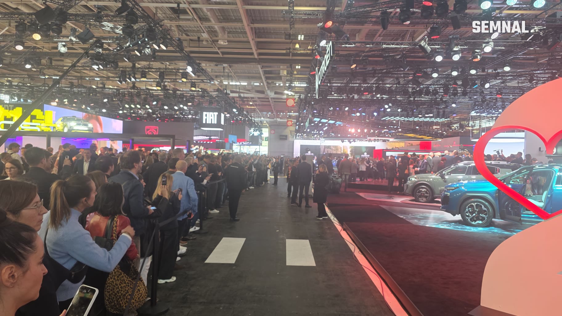 Vizitatori acreditați de-a lungul barierelor de lângă standul Citroën, în timpul vizitei prezidențiale. Fotografie transmisă de Valentin Trofim, prezent la Salonul Auto de la Paris 2026