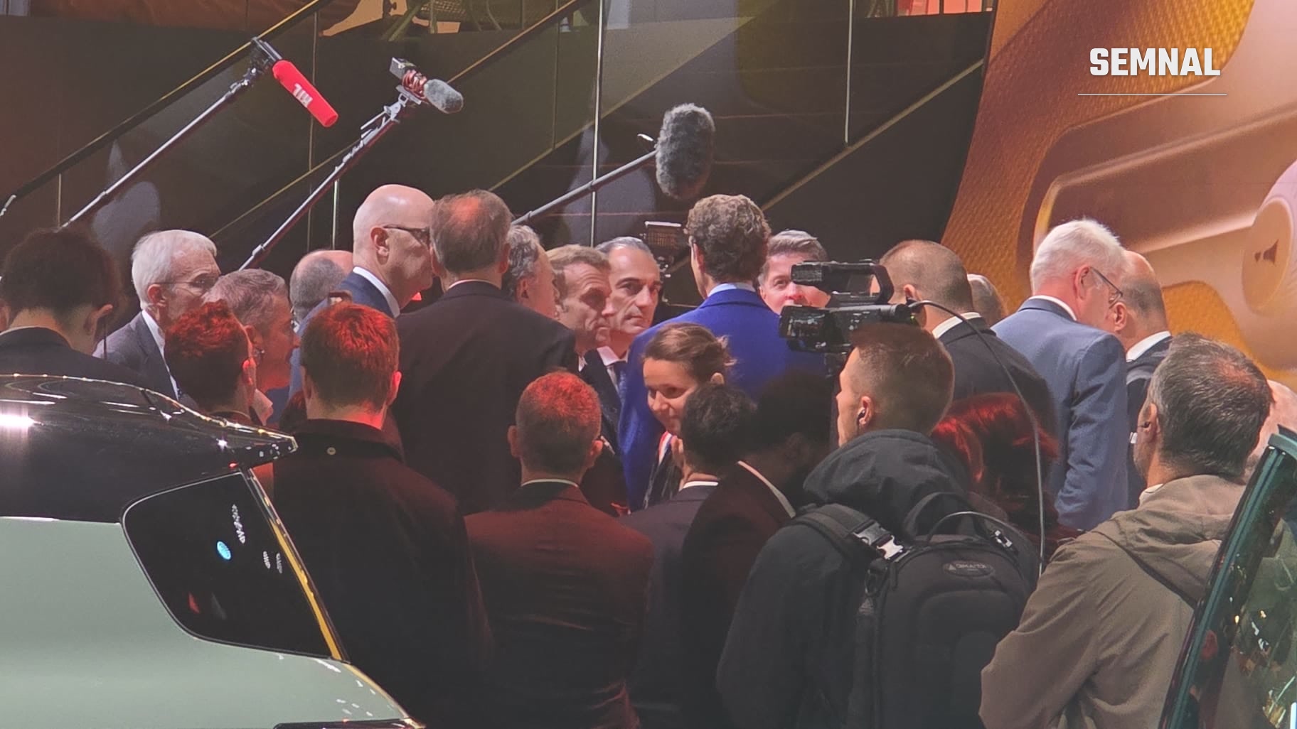 Președintele Franței, Emmanuel Macron, în centrul imaginii, pe standul Citroën, înconjurat de jurnaliști și camere de filmat. Fotografie transmisă de Valentin Trofim, prezent la Salonul Auto de la Paris 2026