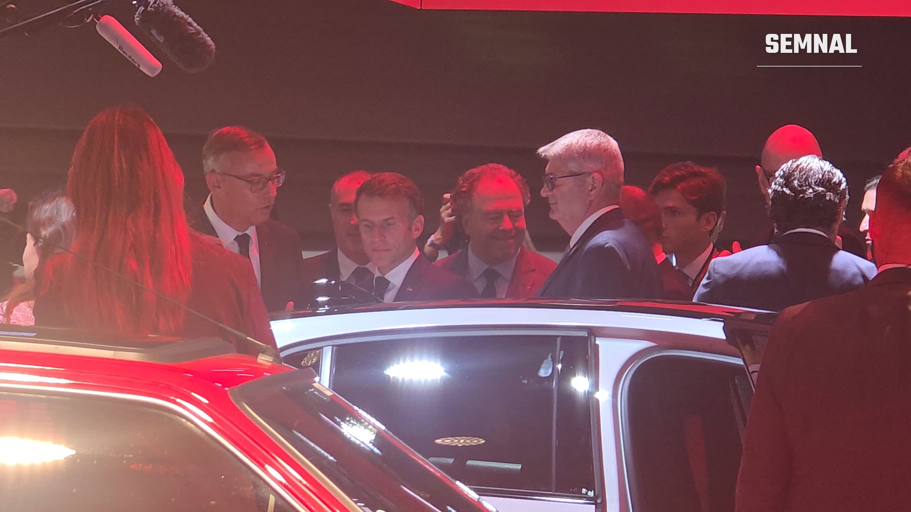 Președintele Franței, Emmanuel Macron, pe standul Peugeot, lângă Peugeot 205 GTi și E-208 GTi. Fotografie transmisă de Valentin Trofim, prezent la Salonul Auto de la Paris 2026