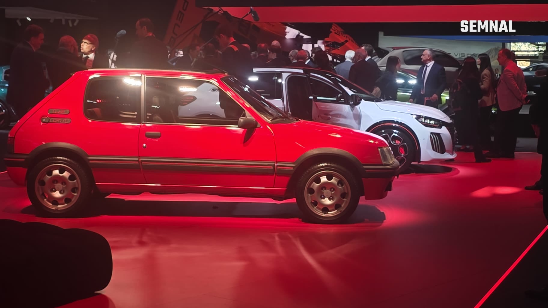 Peugeot 205 GTi văzut din lateral, cu noul E-208 GTi în spate. Fotografie transmisă de Valentin Trofim, prezent la Salonul Auto de la Paris 2026