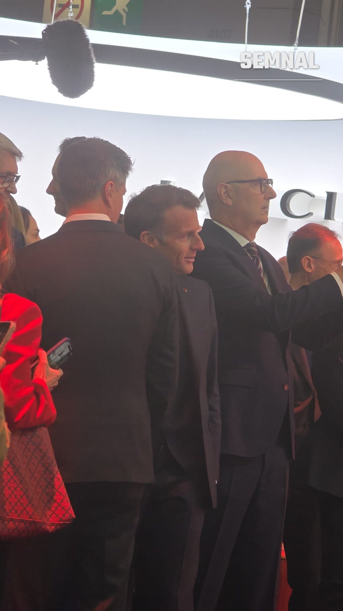 Emmanuel Macron pe standul Lancia, în mijlocul delegației. Fotografie transmisă de Valentin Trofim, prezent la Salonul Auto de la Paris 2026