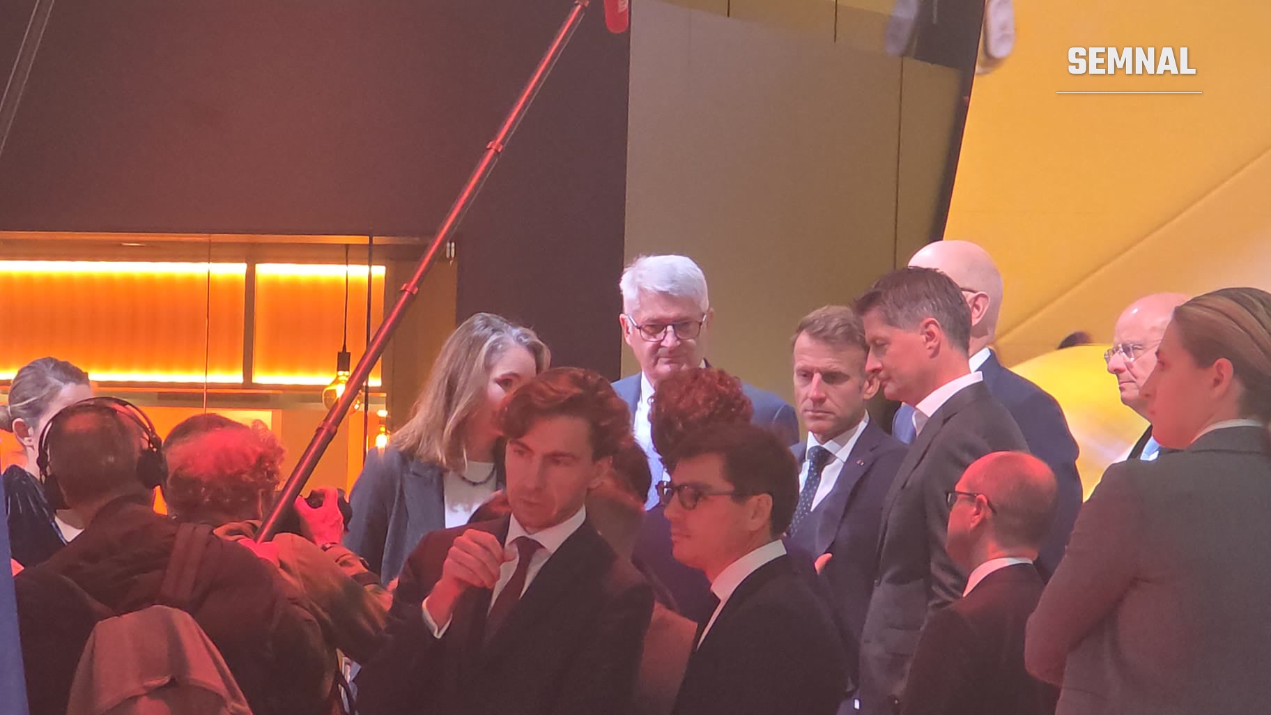 Emmanuel Macron pe standul Citroën, înconjurat de membri ai delegației. Fotografie transmisă de Valentin Trofim, prezent la Salonul Auto de la Paris 2026