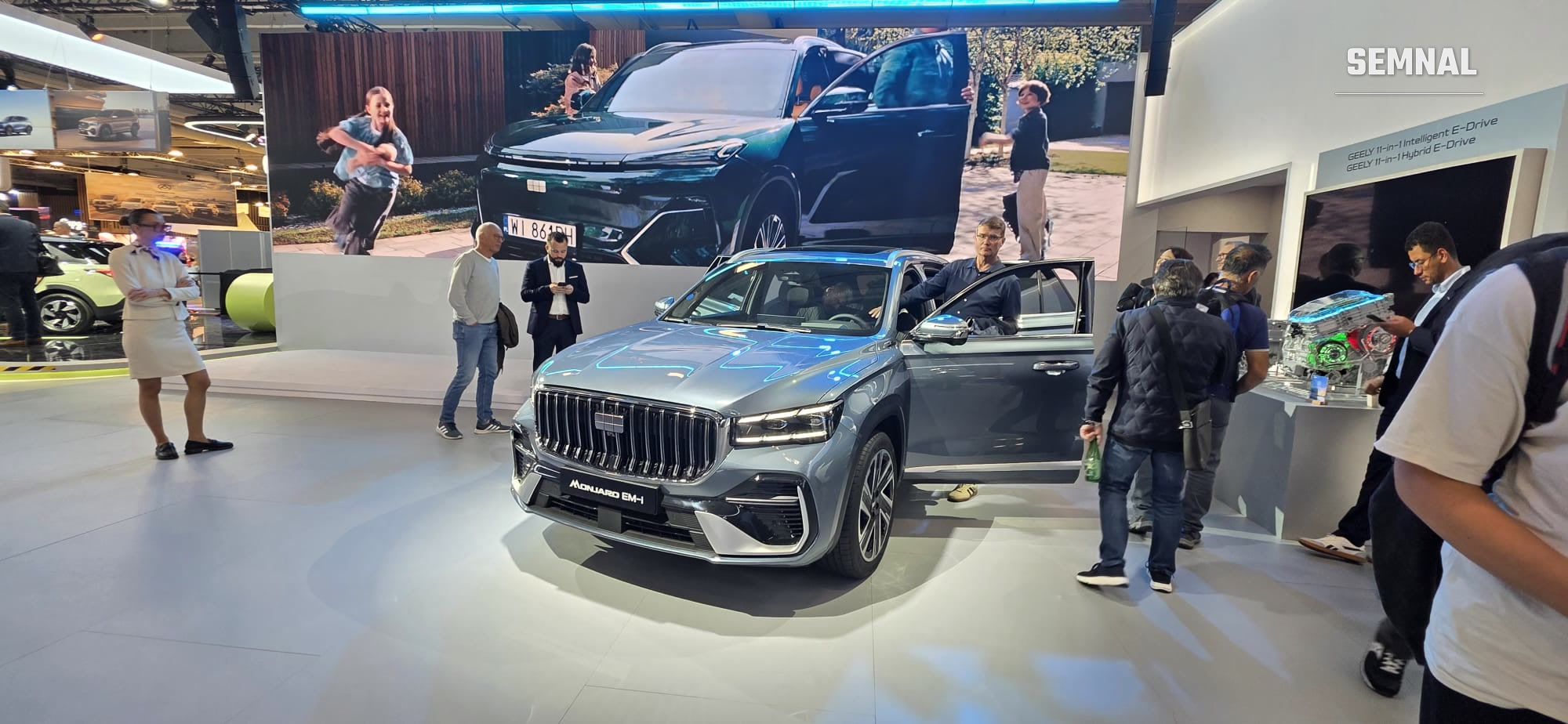 Geely Monjaro EM-i pe standul Geely, la debutul european. Fotografie transmisă de Valentin Trofim, prezent la Salonul Auto de la Paris 2026