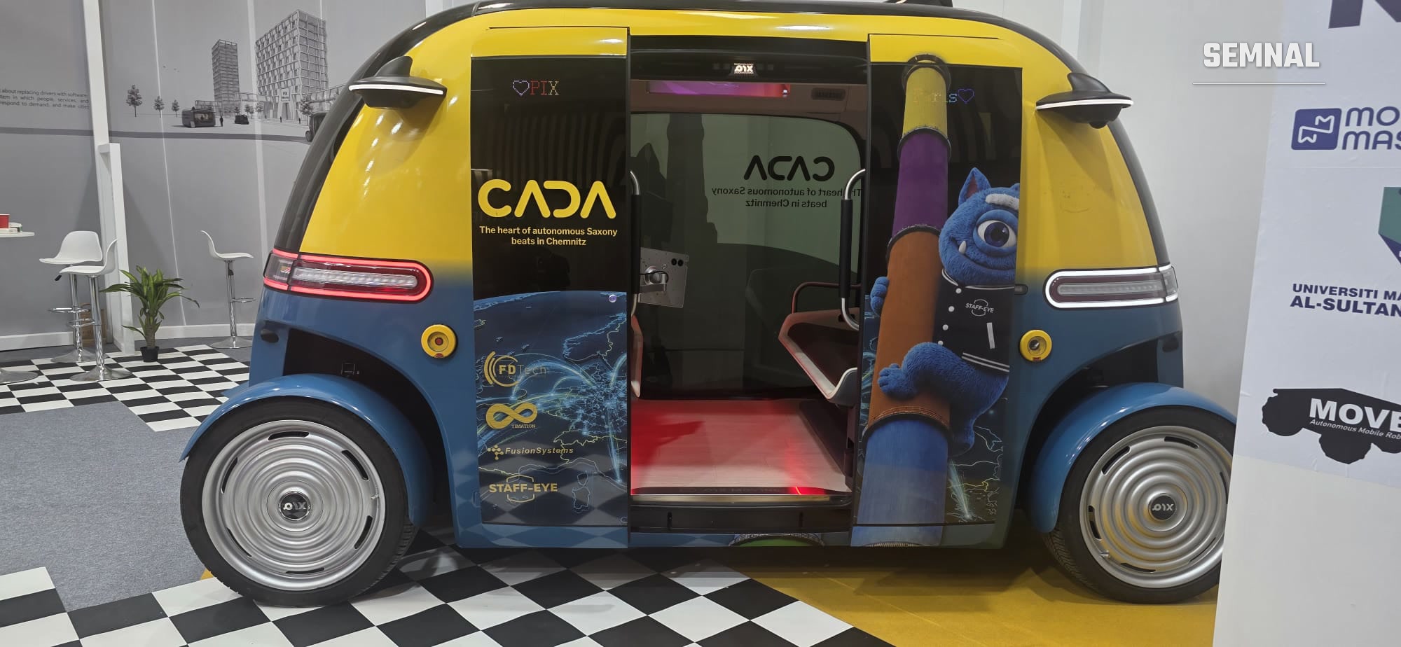 Microbuzul autonom cu însemnele proiectului CADA din Chemnitz, pe standul PIX Moving. Fotografie transmisă de Valentin Trofim, prezent la Salonul Auto de la Paris 2026