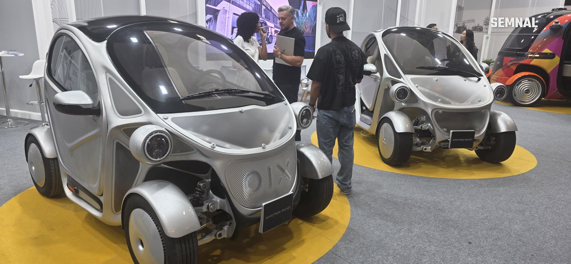 Vehicule mici cu două locuri pe standul PIX Moving. Fotografie transmisă de Valentin Trofim, prezent la Salonul Auto de la Paris 2026