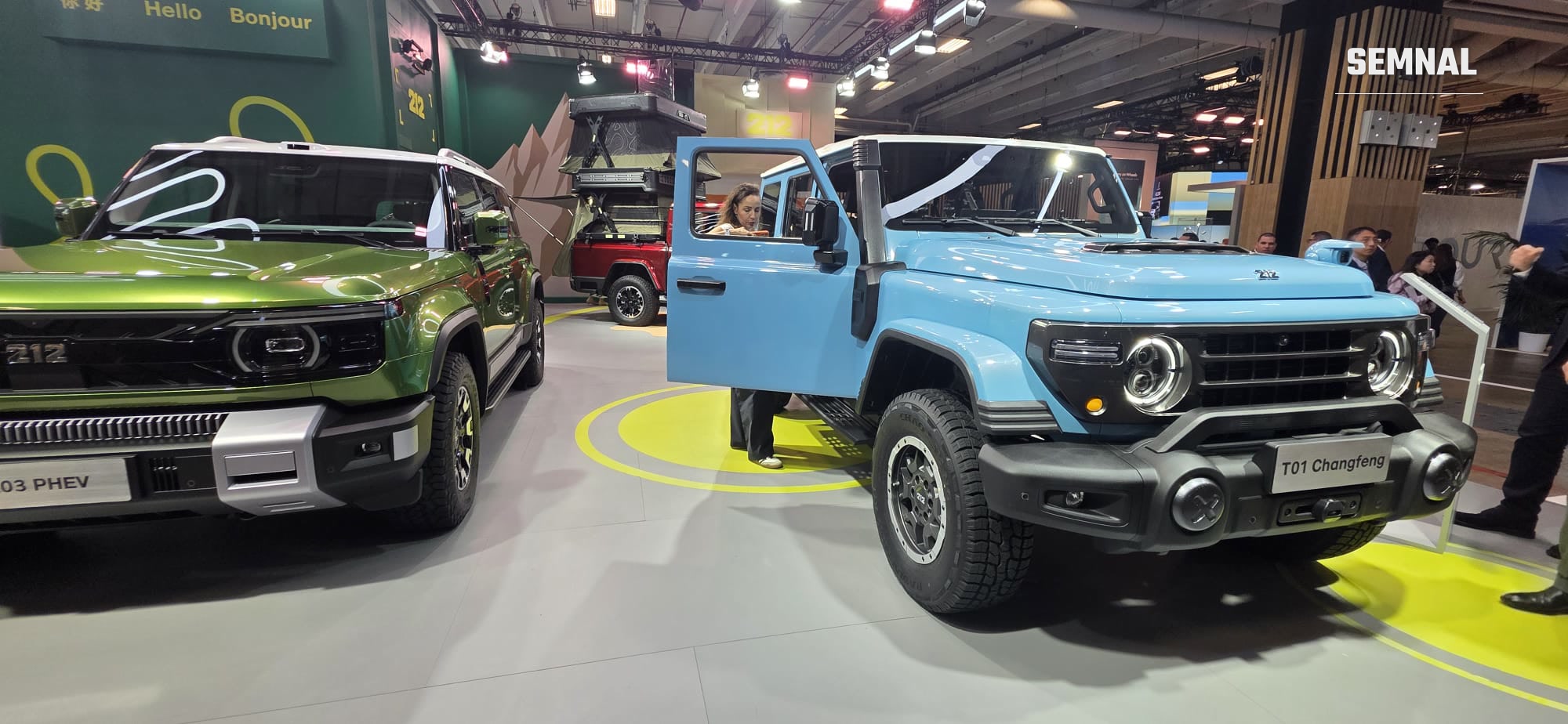 212 T01 Changfeng, în albastru deschis, lângă un model hibrid reîncărcabil verde. Fotografie transmisă de Valentin Trofim, prezent la Salonul Auto de la Paris 2026