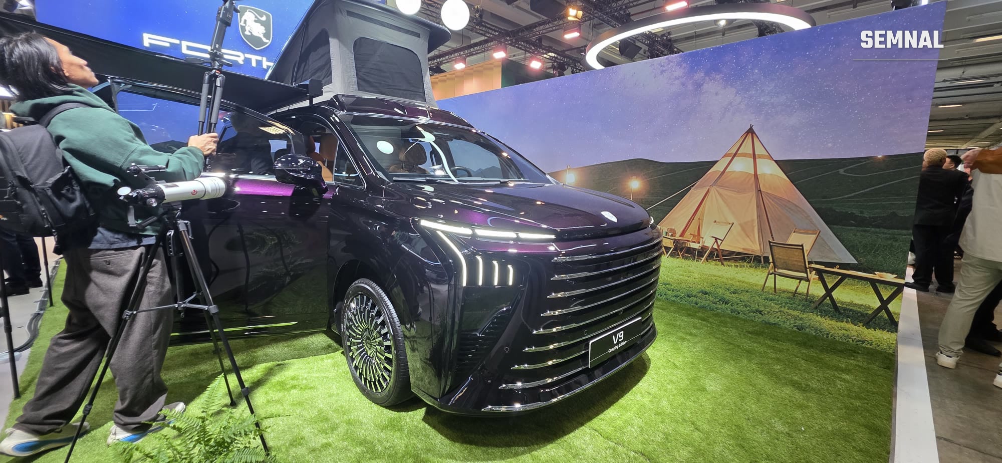 Forthing V9 Camping Edition, cu cortul de pe plafon ridicat. Fotografie transmisă de Valentin Trofim, prezent la Salonul Auto de la Paris 2026
