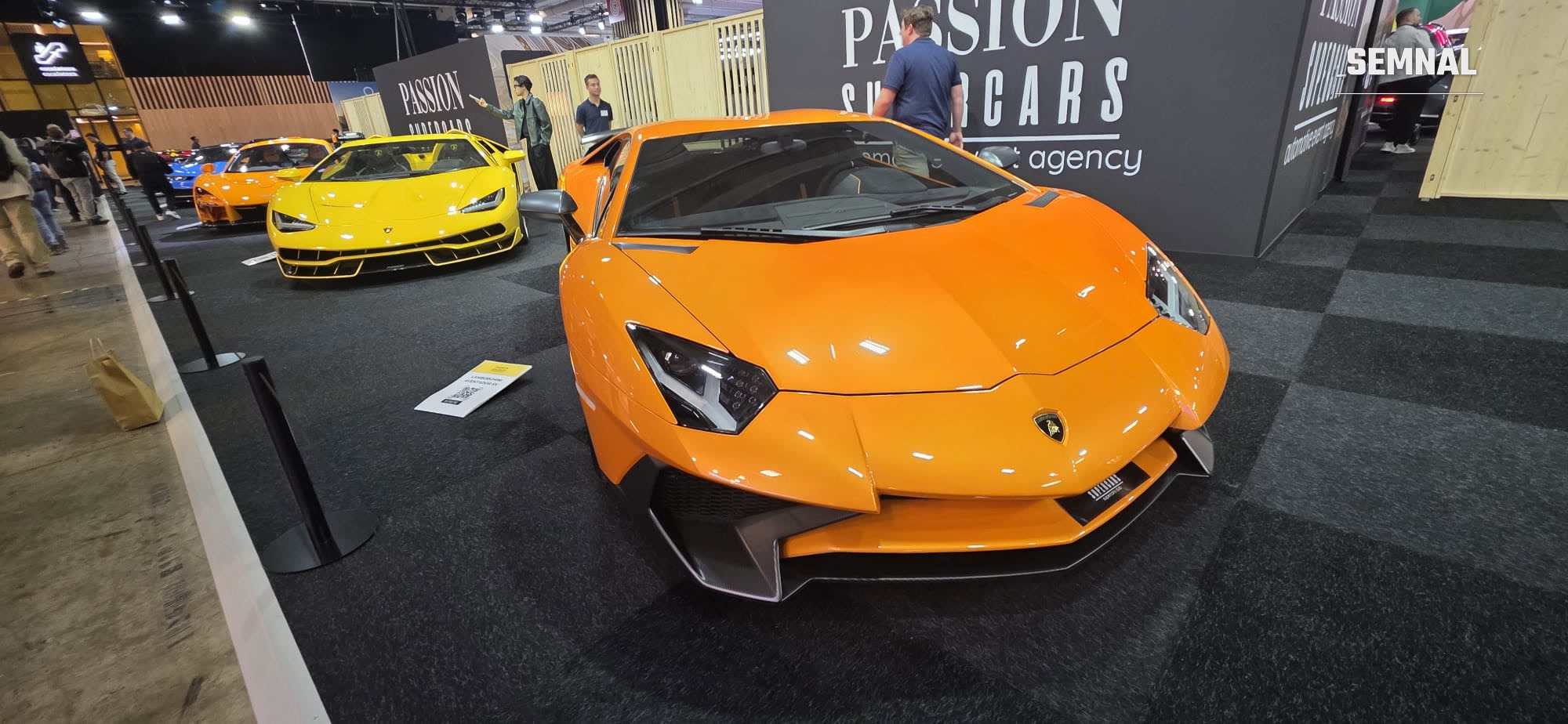 Lamborghini Aventador SV portocaliu pe standul Passion Supercars. Fotografie transmisă de Valentin Trofim, prezent la Salonul Auto de la Paris 2026