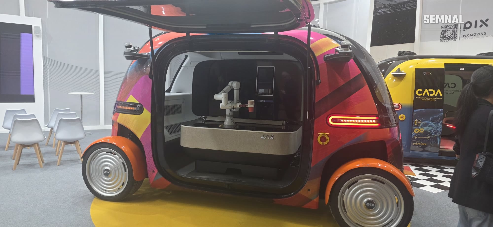 Vehicul autonom PIX Moving cu un braț robotic în interior. Fotografie transmisă de Valentin Trofim, prezent la Salonul Auto de la Paris 2026