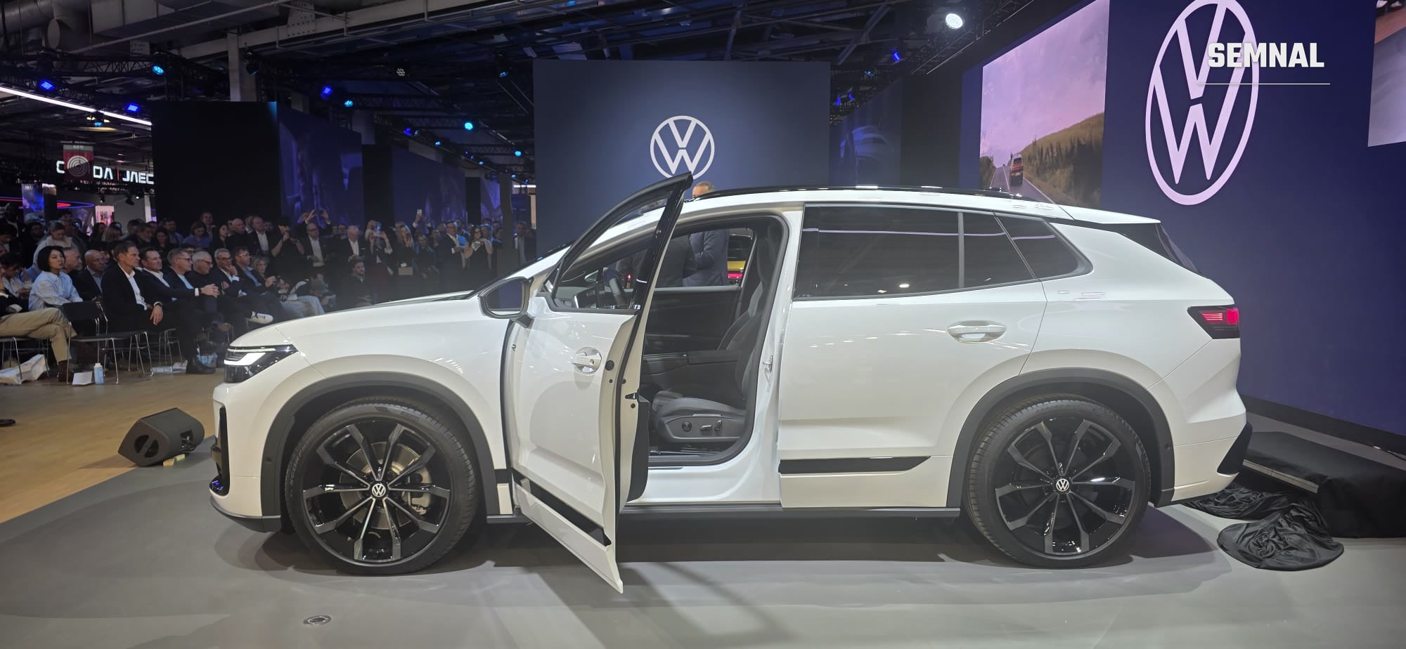 Volkswagen ID. Tiguan alb, cu portiera din față deschisă, pe scena Volkswagen