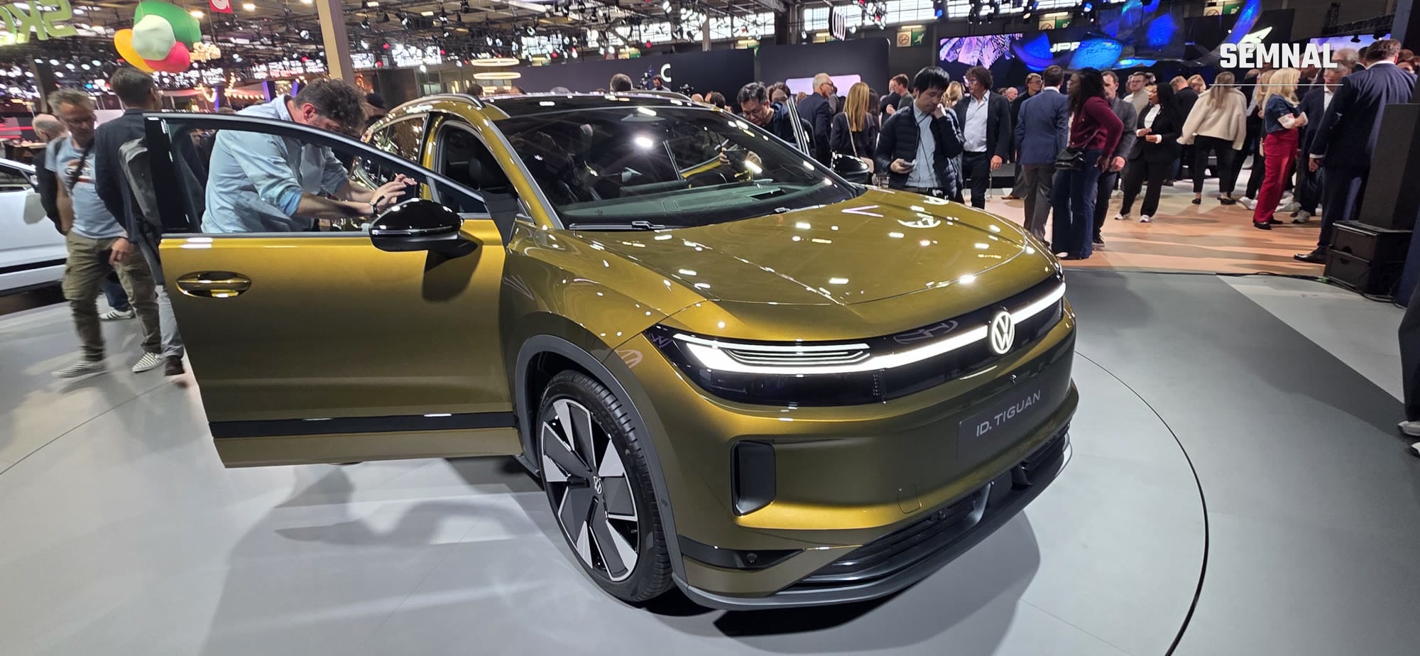 ID. Tiguan auriu, văzut din față, pe standul Volkswagen