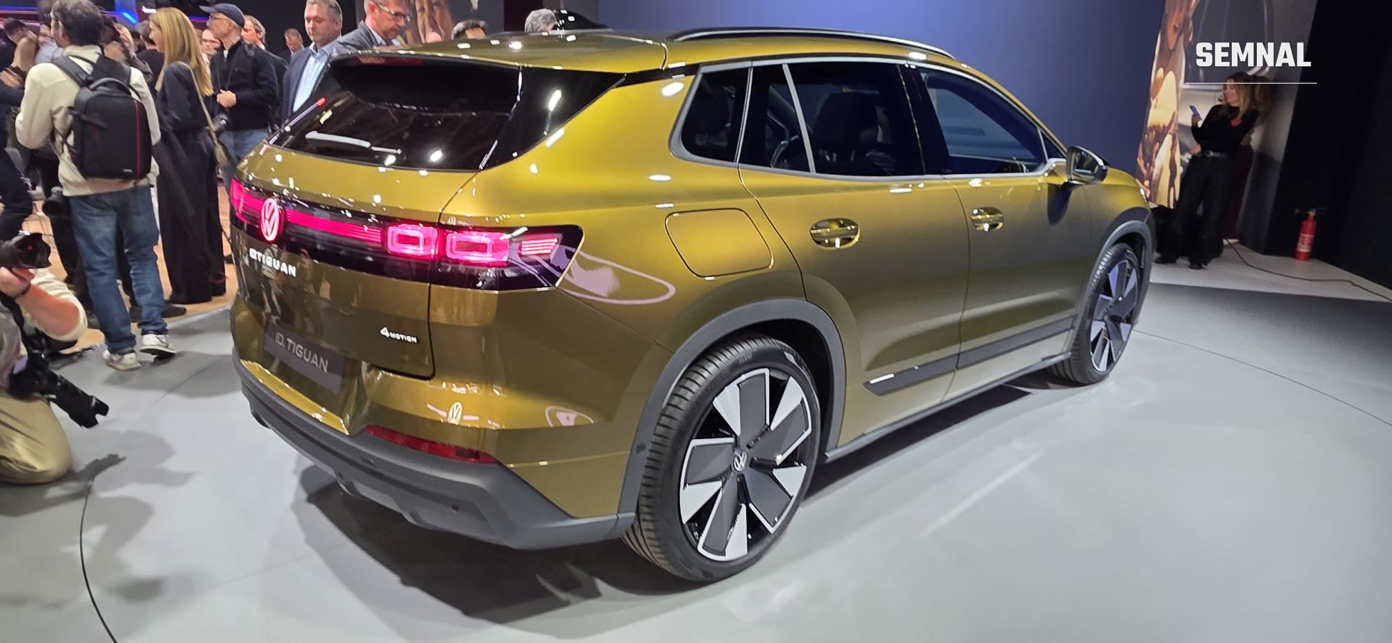 ID. Tiguan auriu, văzut din spate, cu inscripția 4Motion