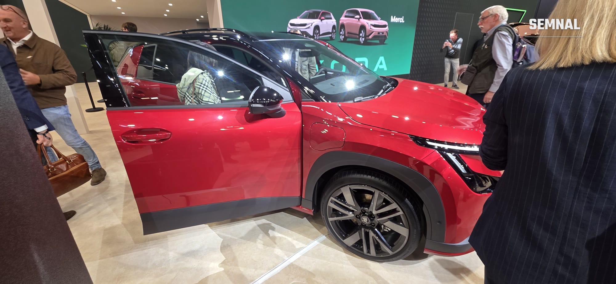 Škoda Epiq roșu, văzut din lateral, cu portiera din față deschisă