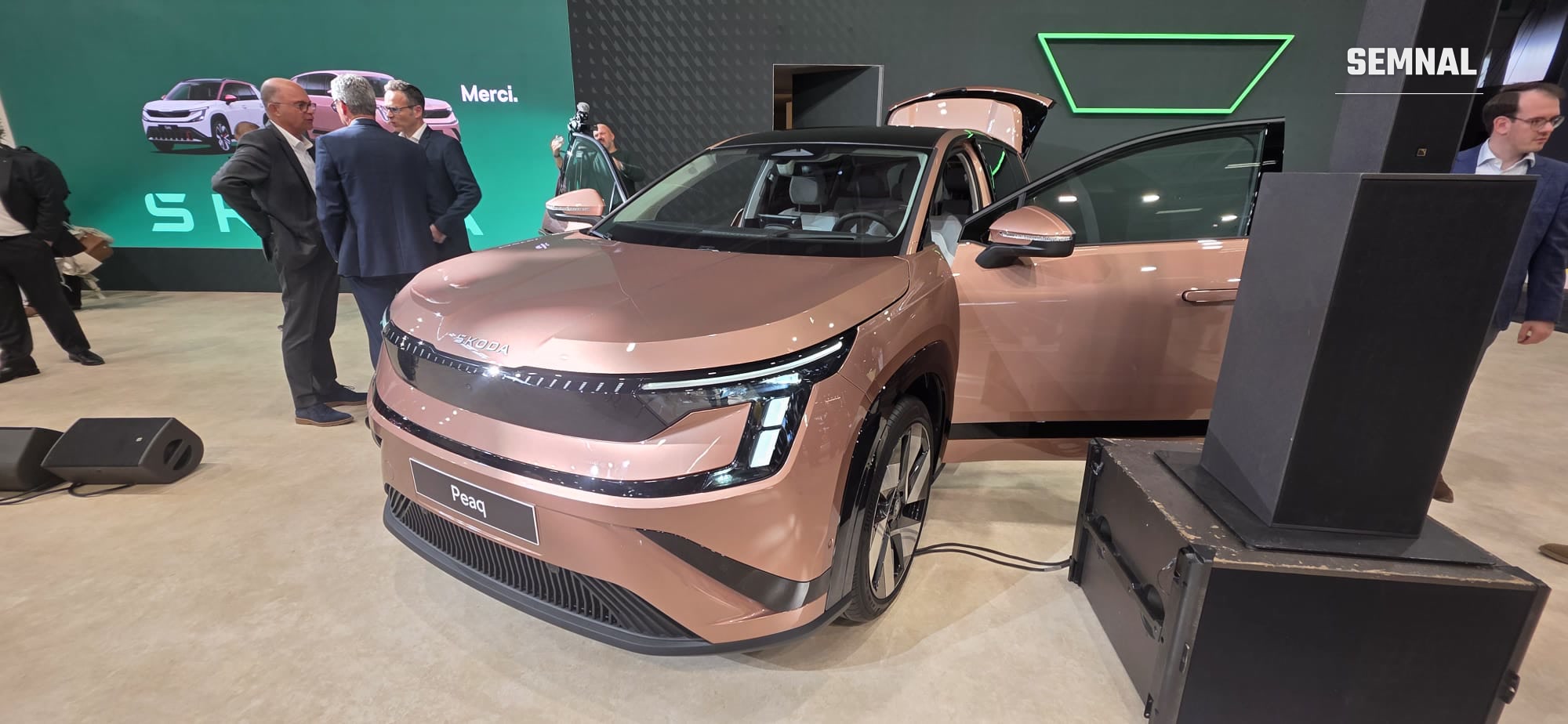 Škoda Peaq, aramiu, văzut din față, pe standul Škoda. Fotografie transmisă de Vasile Trofim, prezent la Salonul Auto de la Paris 2026